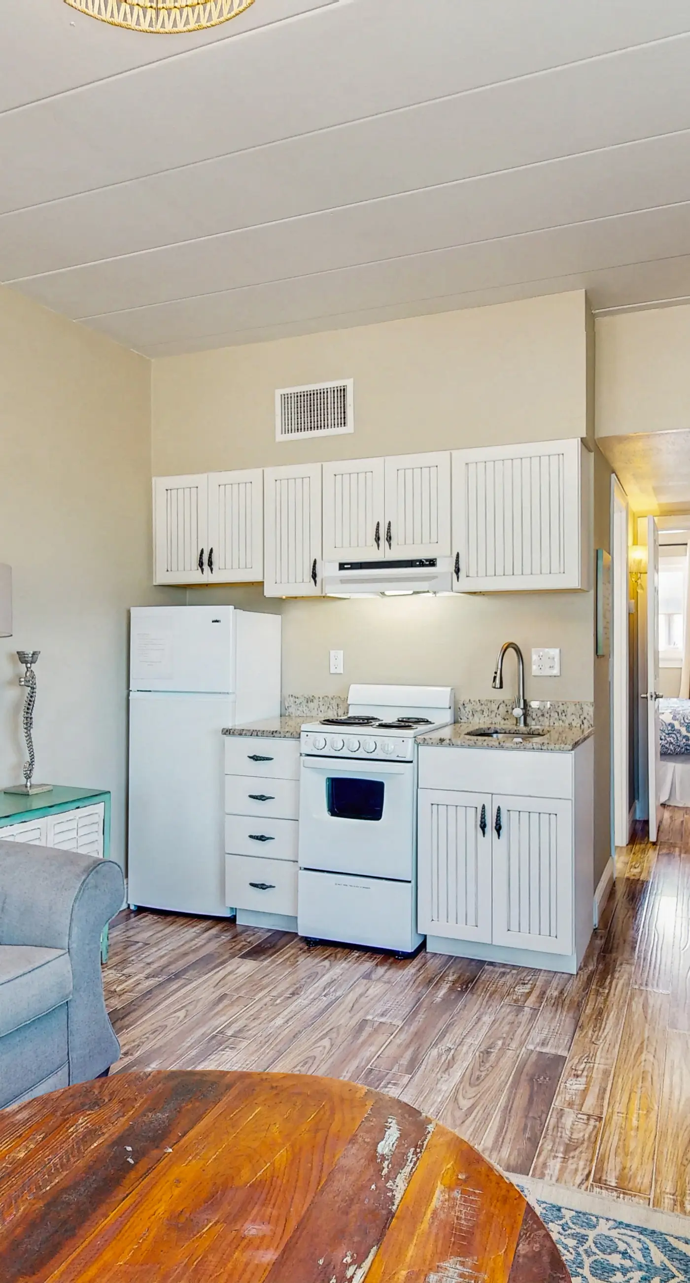 Gulf front condo top floor beach access full kitchen and central AC