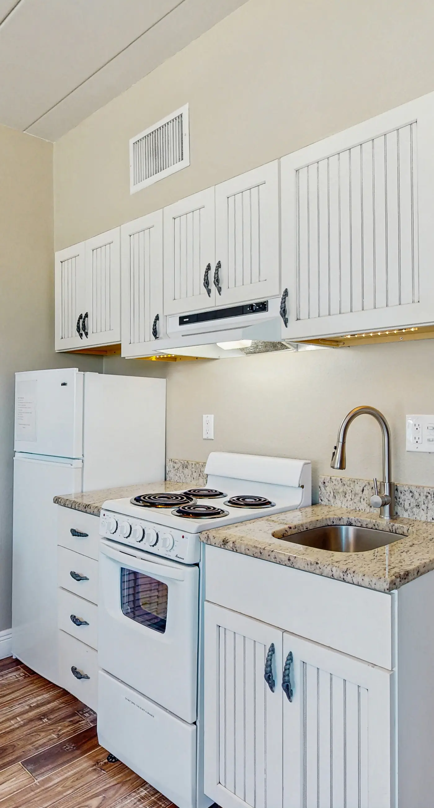 Gulf front condo top floor beach access full kitchen and central AC