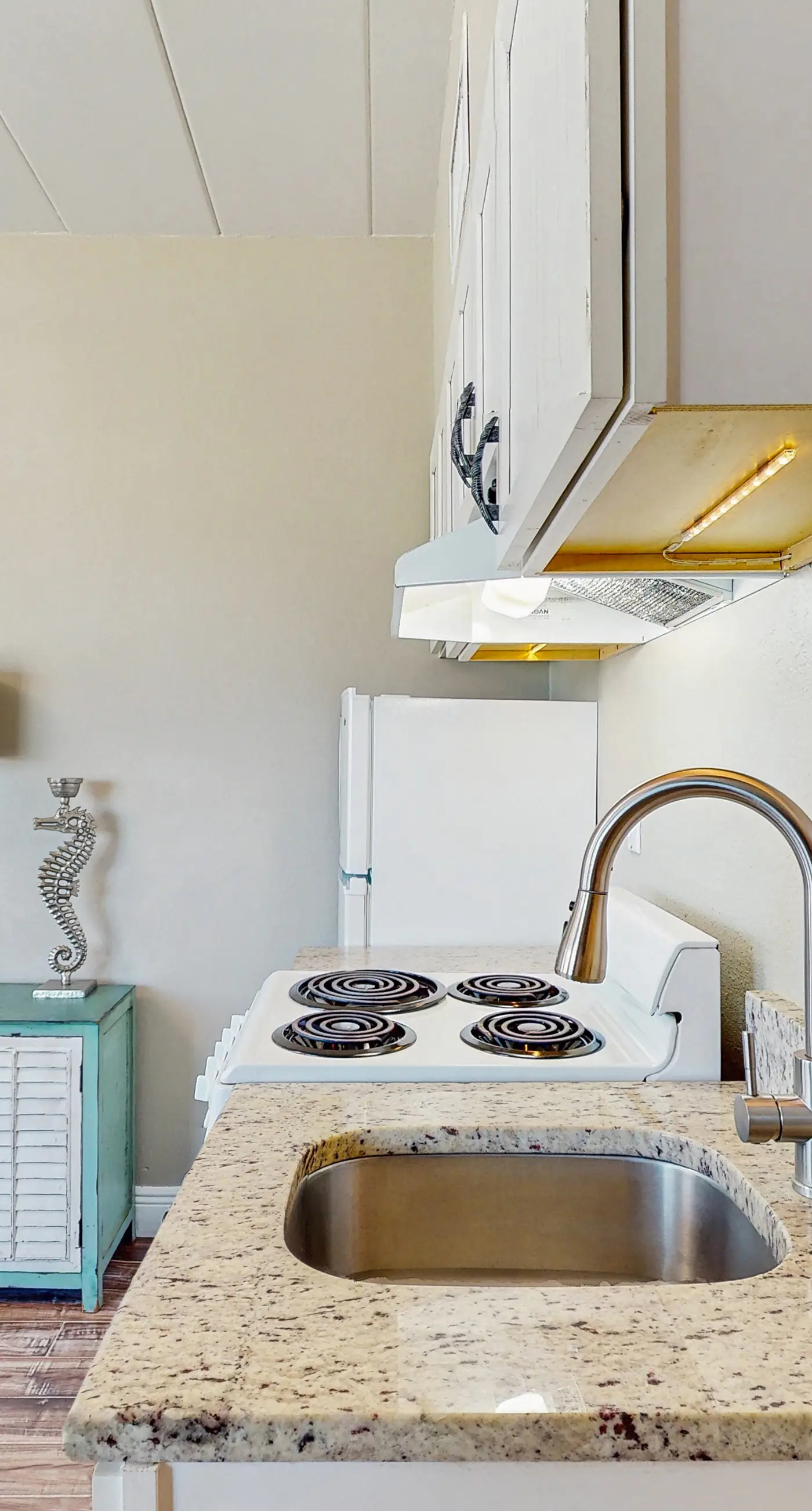 Gulf front condo top floor beach access full kitchen and central AC