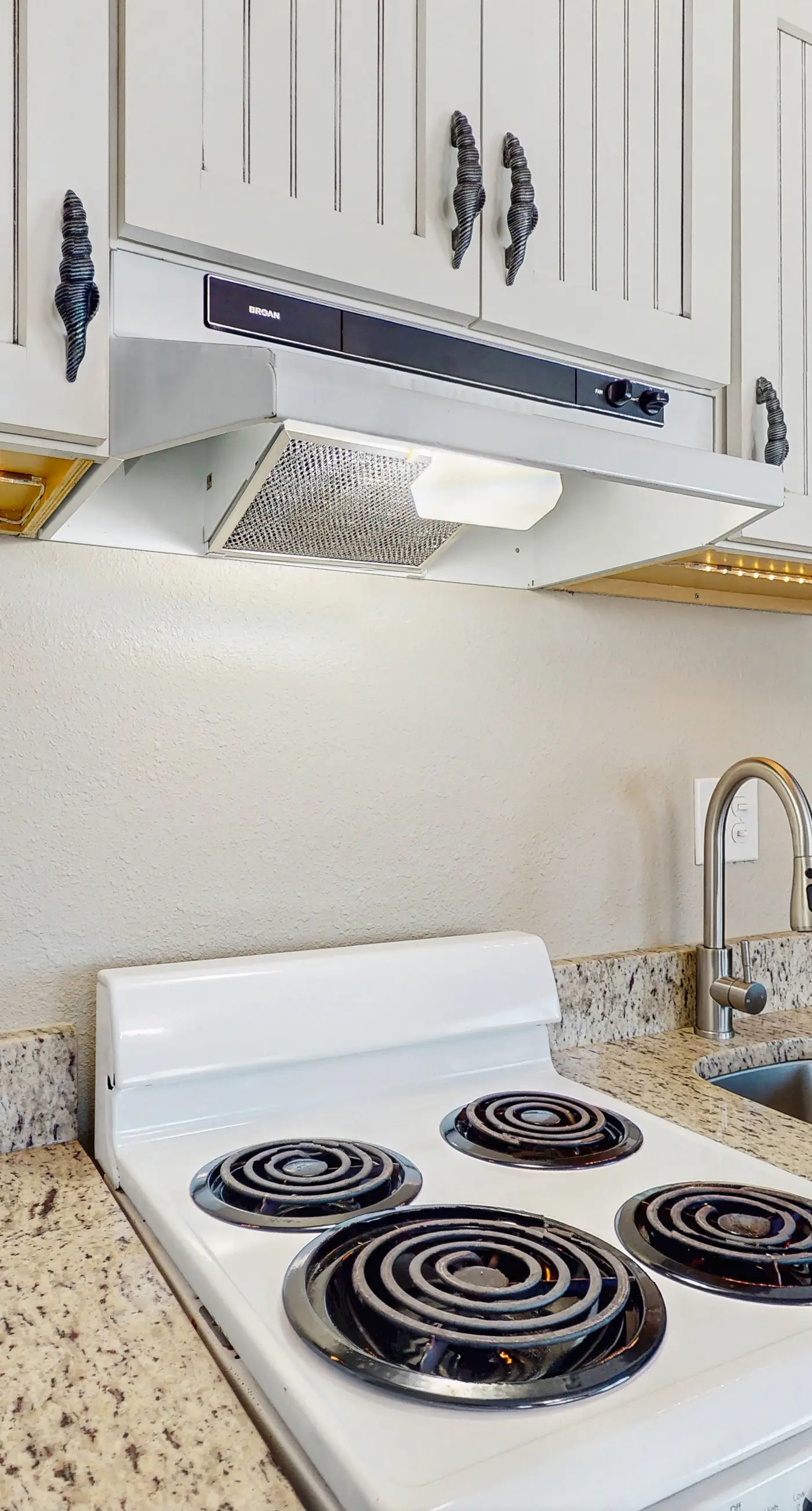 Gulf front condo top floor beach access full kitchen and central AC