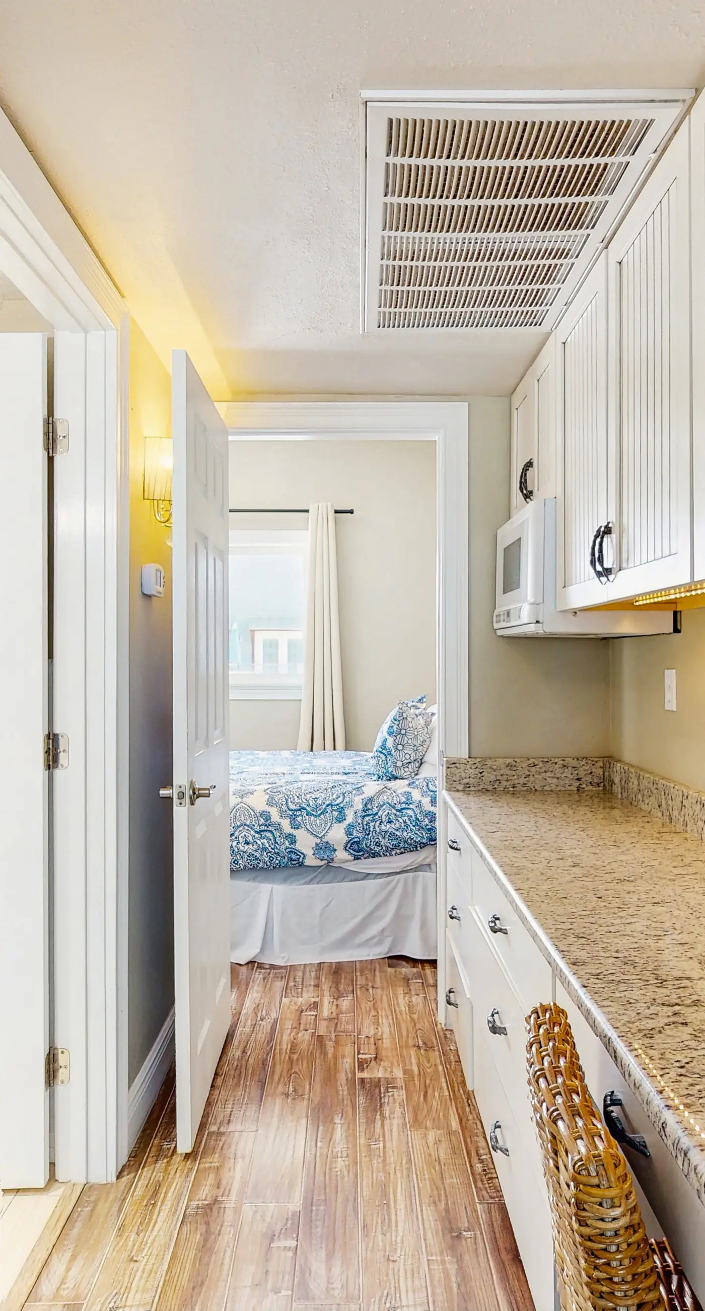 Gulf front condo top floor beach access full kitchen and central AC