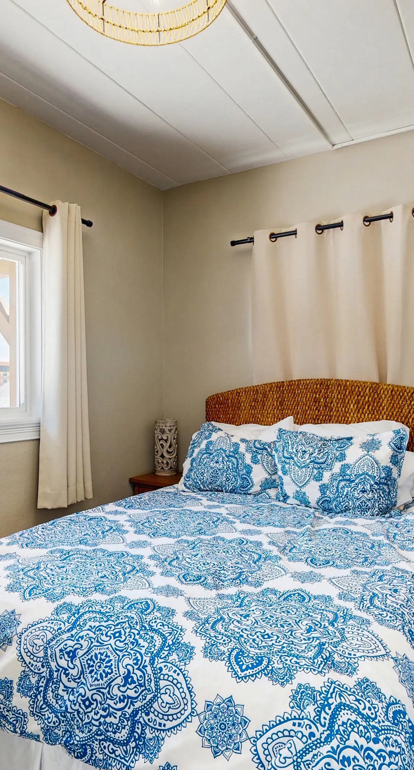 Gulf front condo top floor beach access full kitchen and central AC
