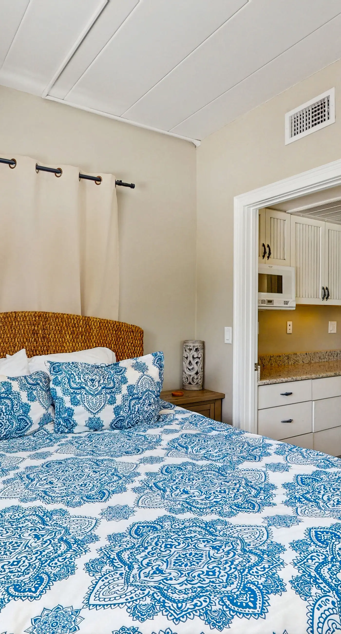 Gulf front condo top floor beach access full kitchen and central AC