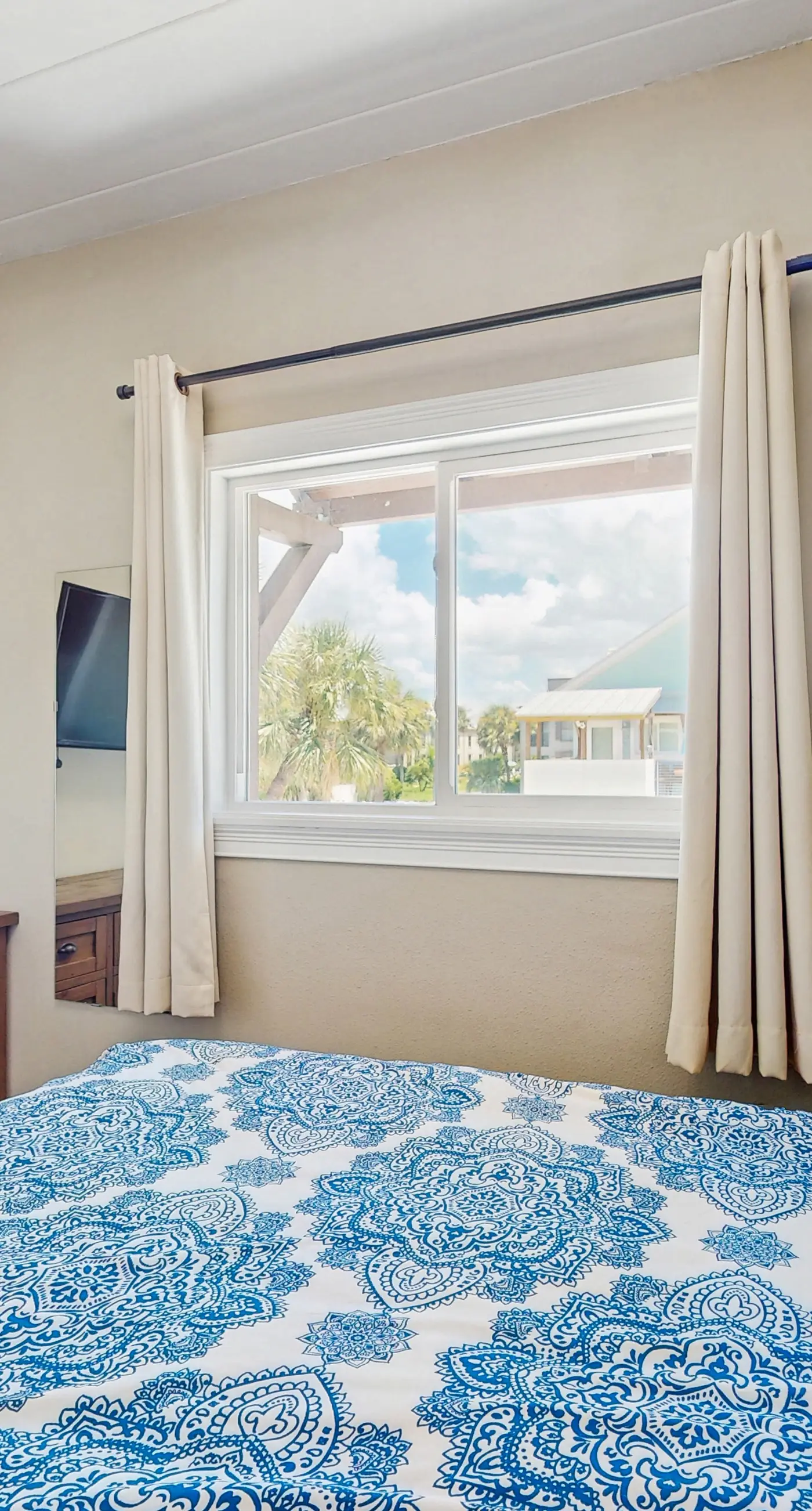 Gulf front condo top floor beach access full kitchen and central AC