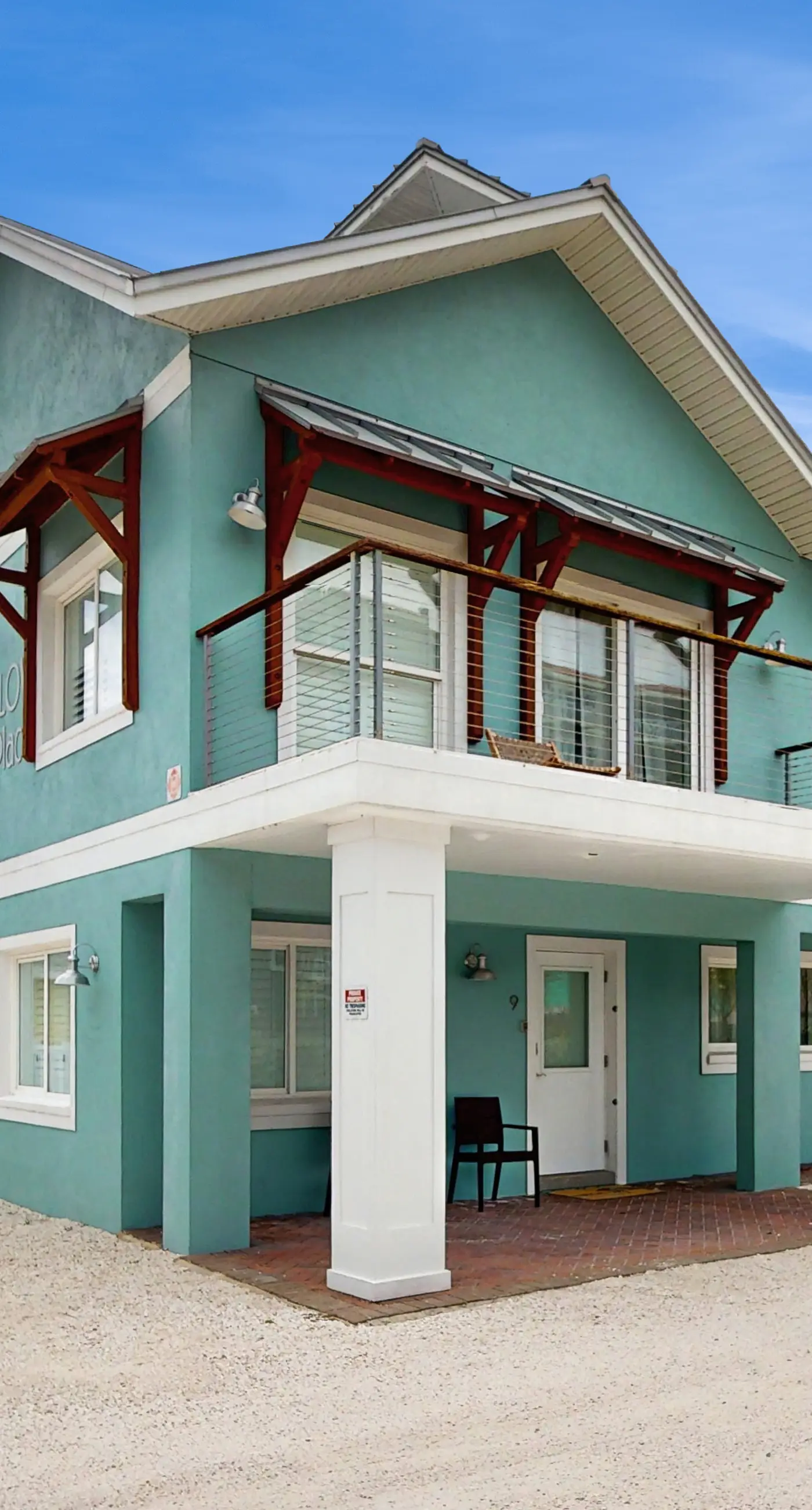 Gulf front condo top floor beach access full kitchen and central AC