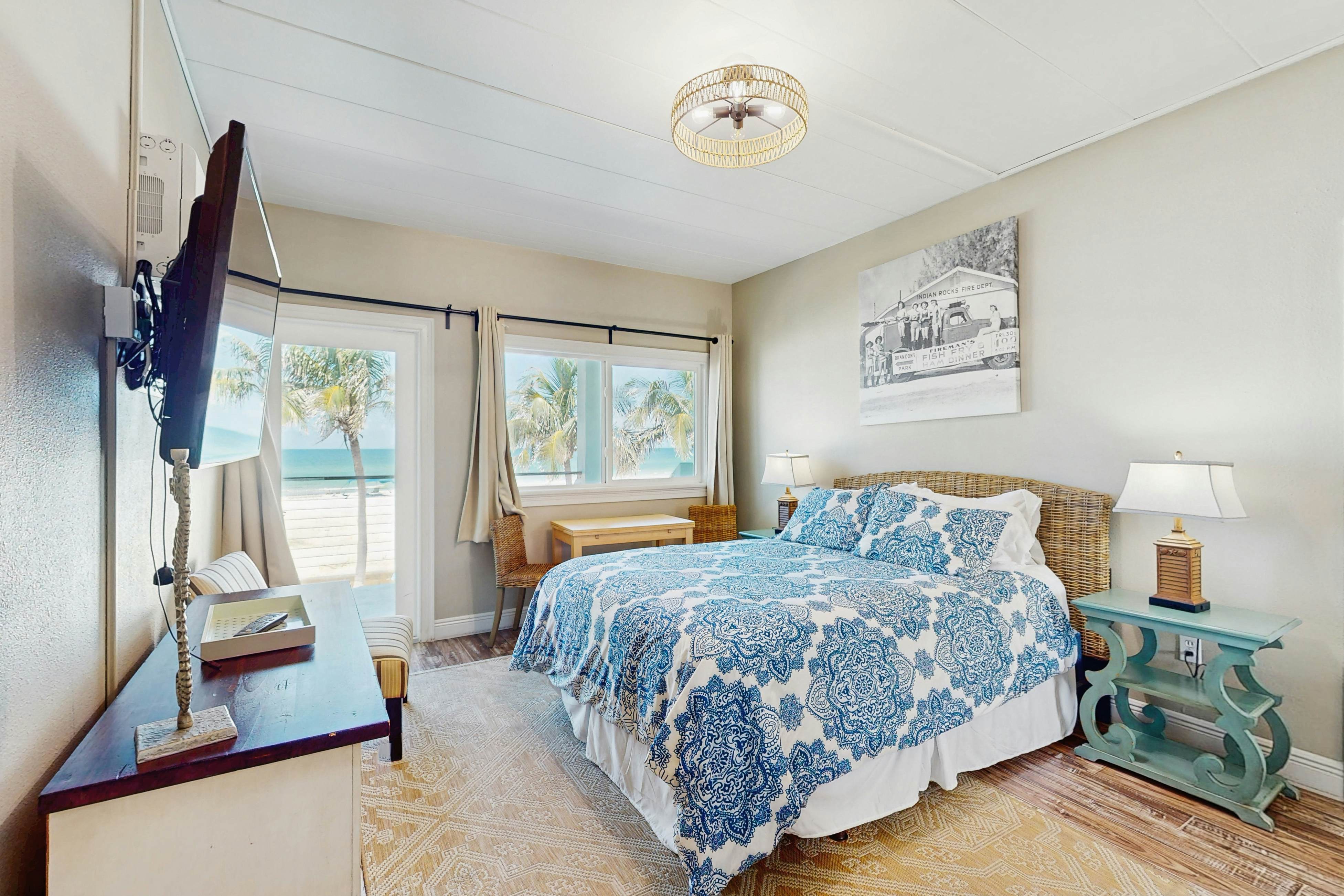 Beachfront condo - top floor, Gulf views - full kitchen & central AC