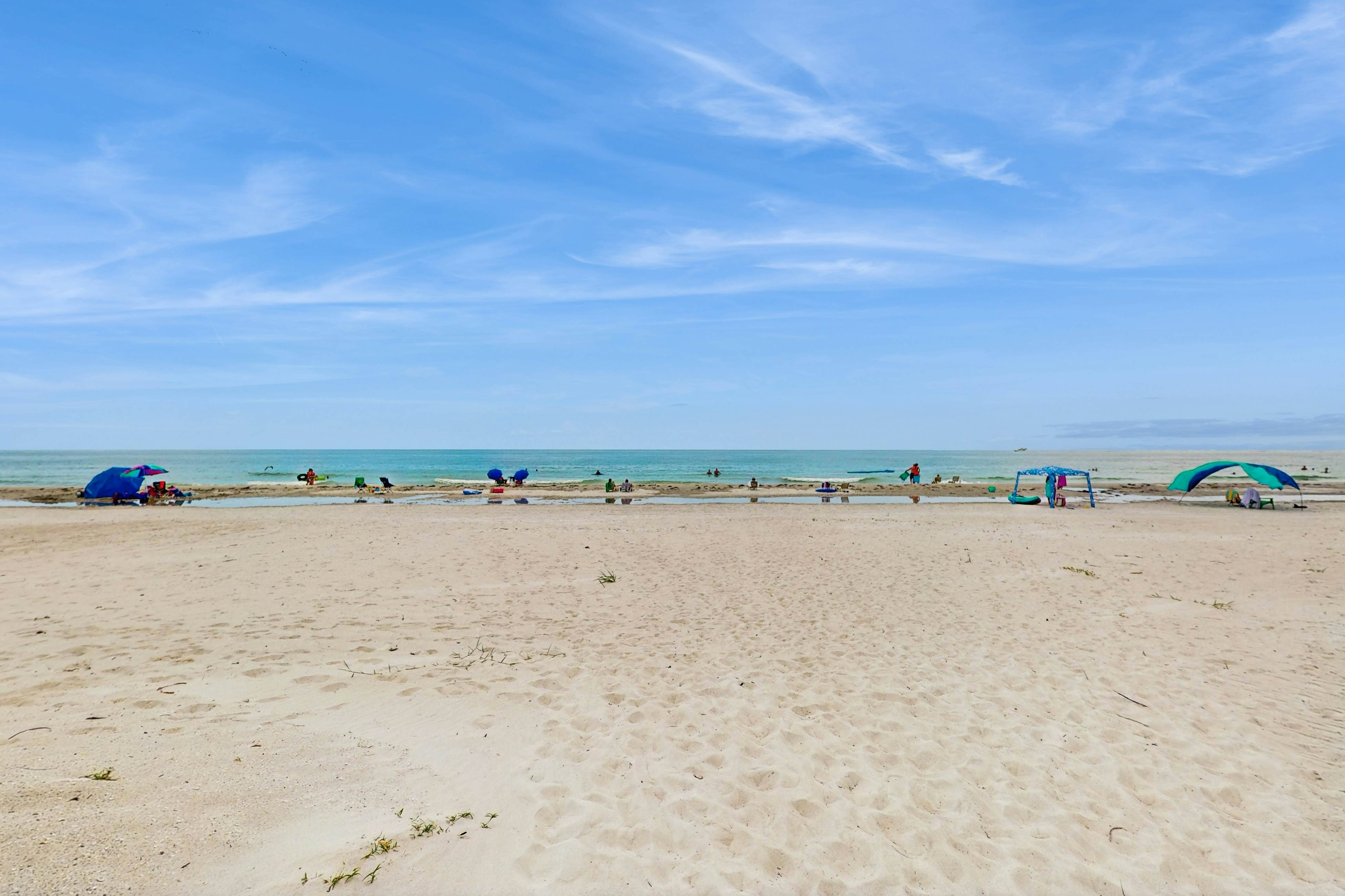 Beachfront condo - top floor, Gulf views - full kitchen & central AC