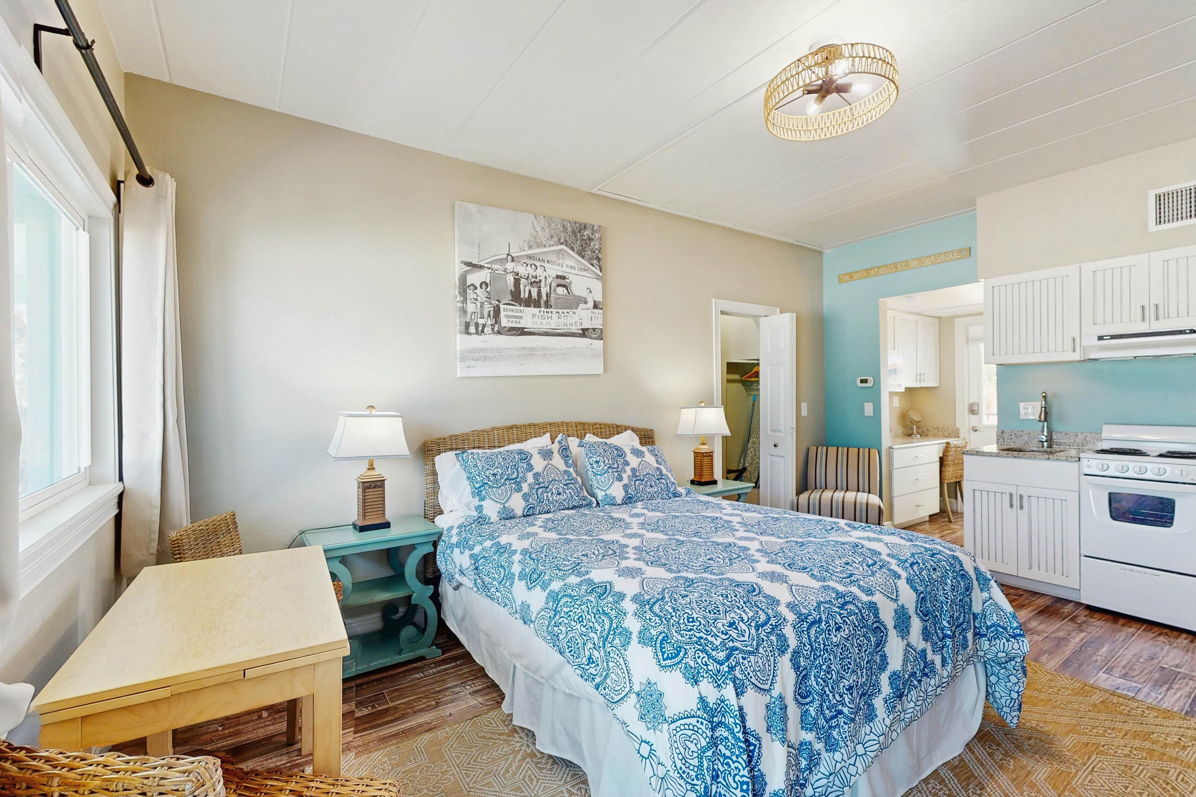 Beachfront condo - top floor, Gulf views - full kitchen & central AC