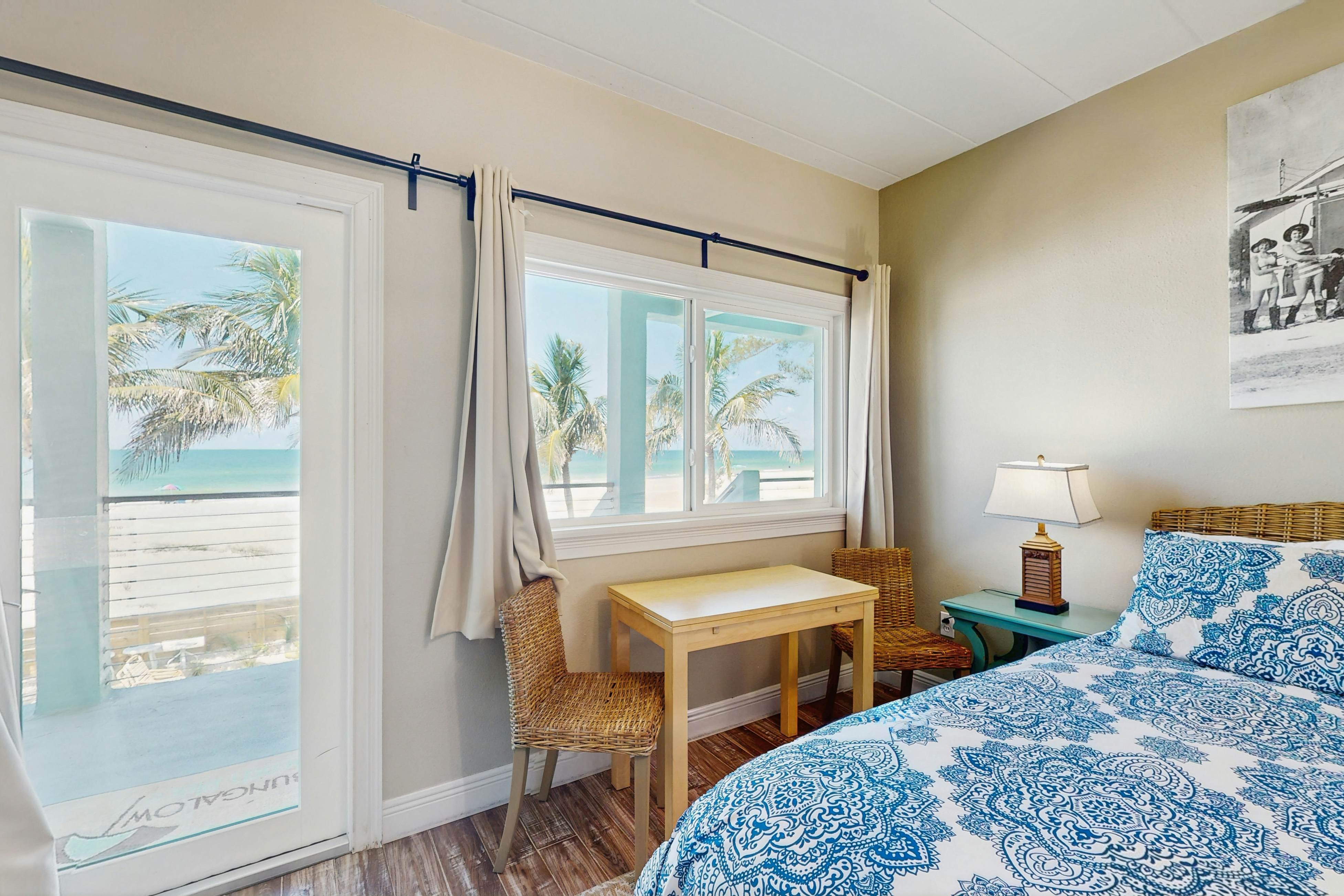 Beachfront condo - top floor, Gulf views - full kitchen & central AC