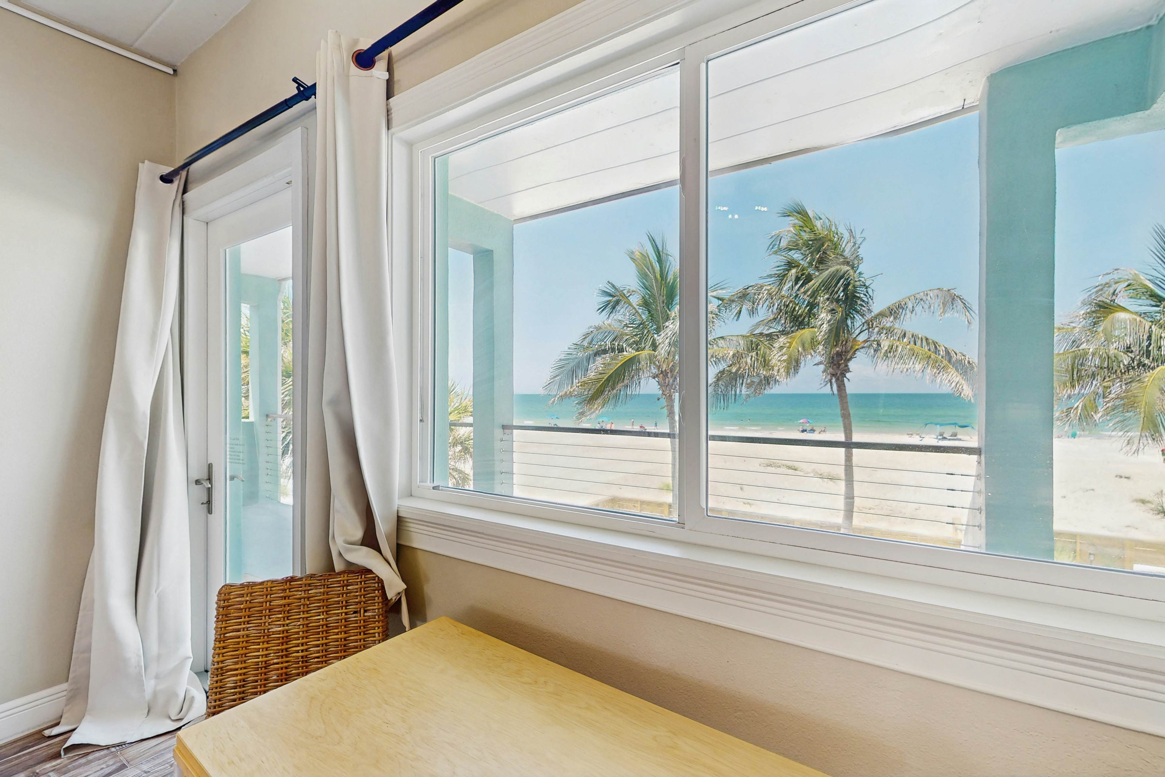 Beachfront condo - top floor, Gulf views - full kitchen & central AC