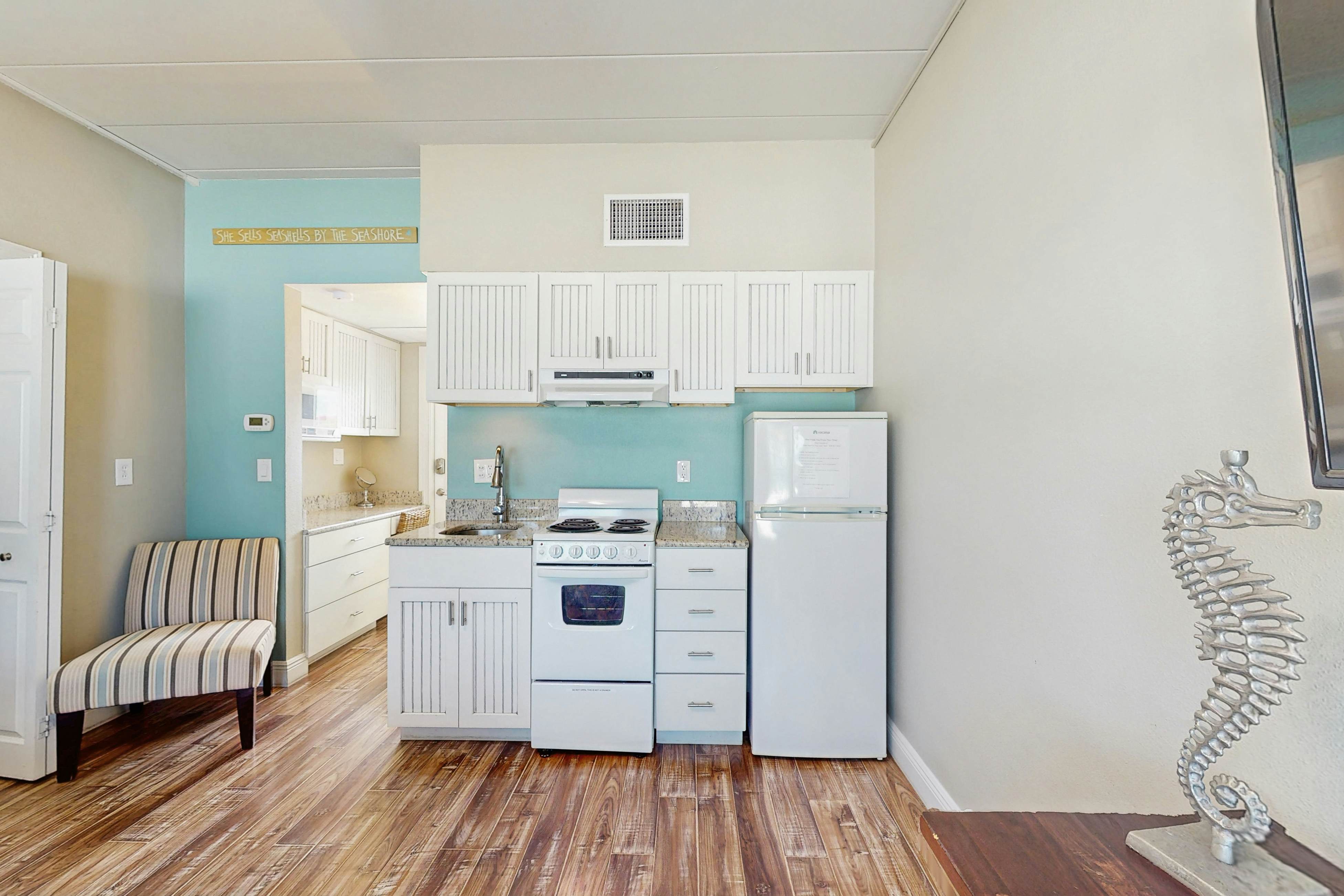 Beachfront condo - top floor, Gulf views - full kitchen & central AC