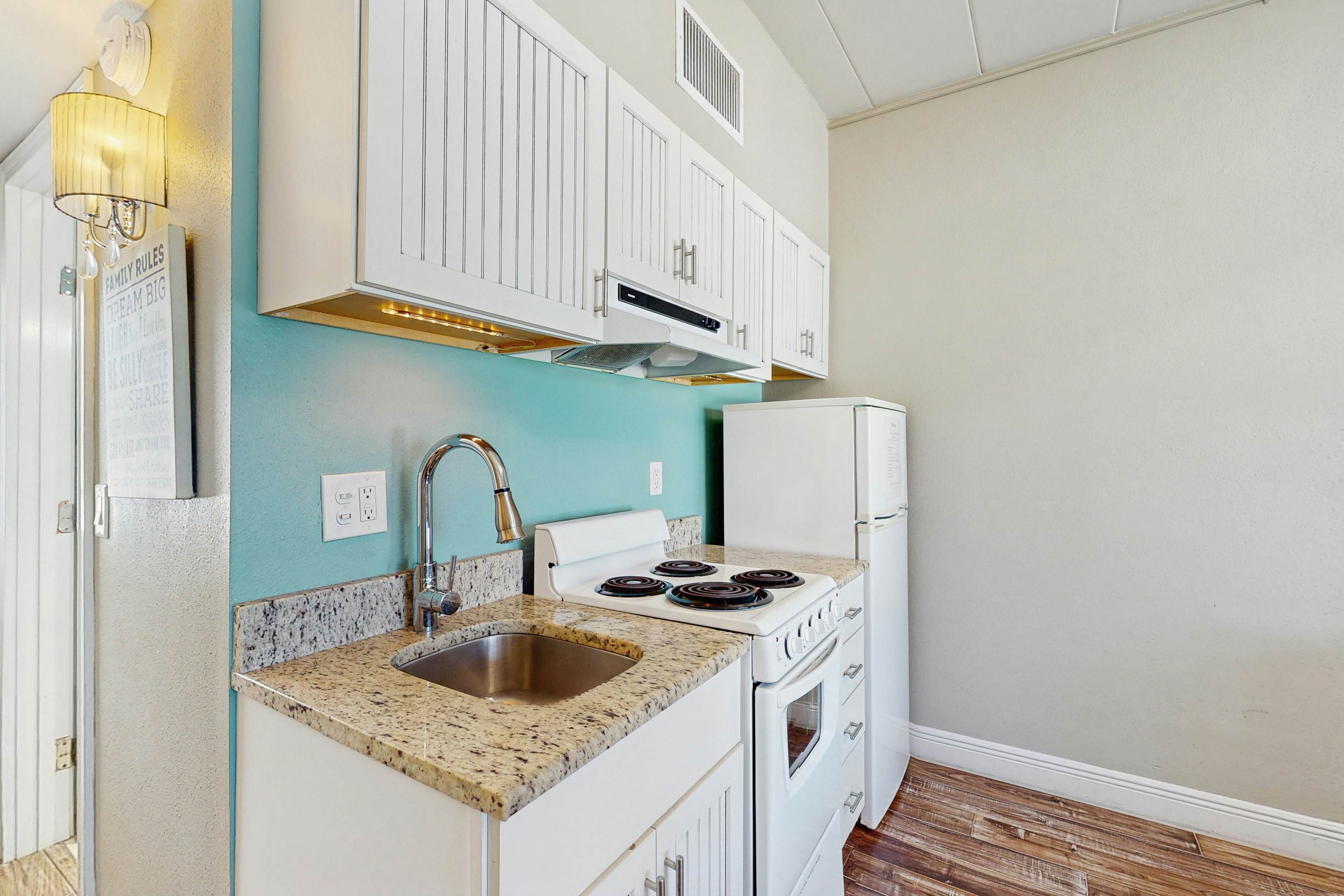 Beachfront condo - top floor, Gulf views - full kitchen & central AC