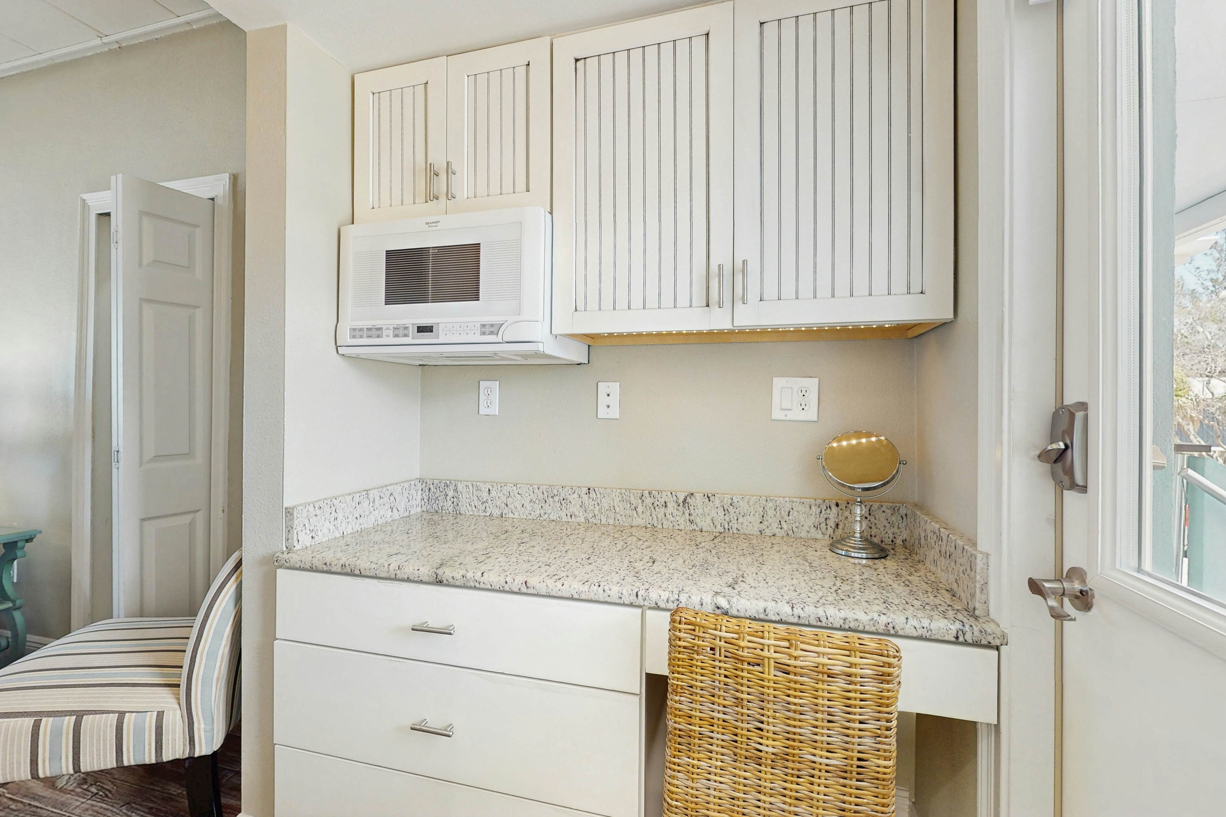 Beachfront condo - top floor, Gulf views - full kitchen & central AC