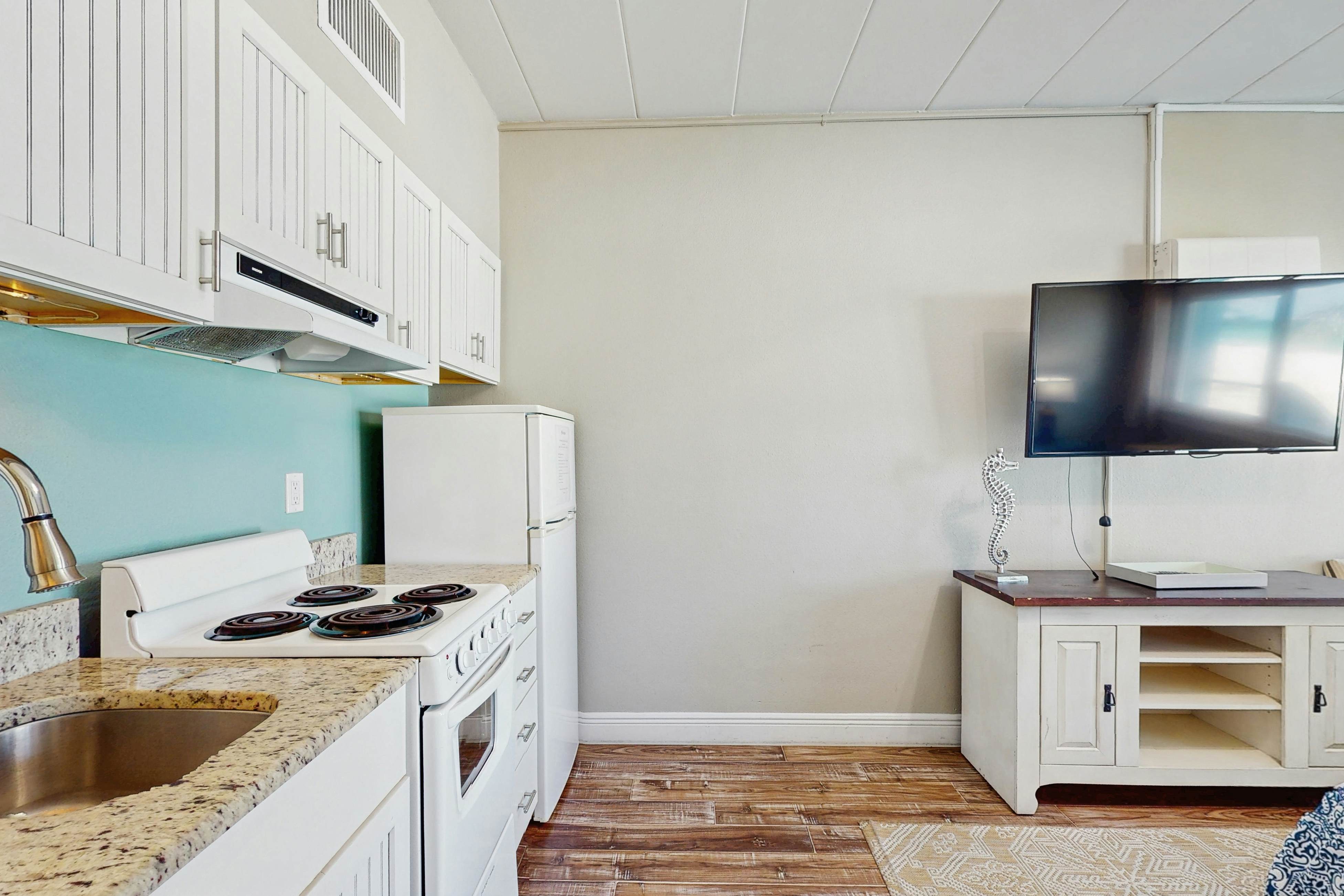 Beachfront condo - top floor, Gulf views - full kitchen & central AC