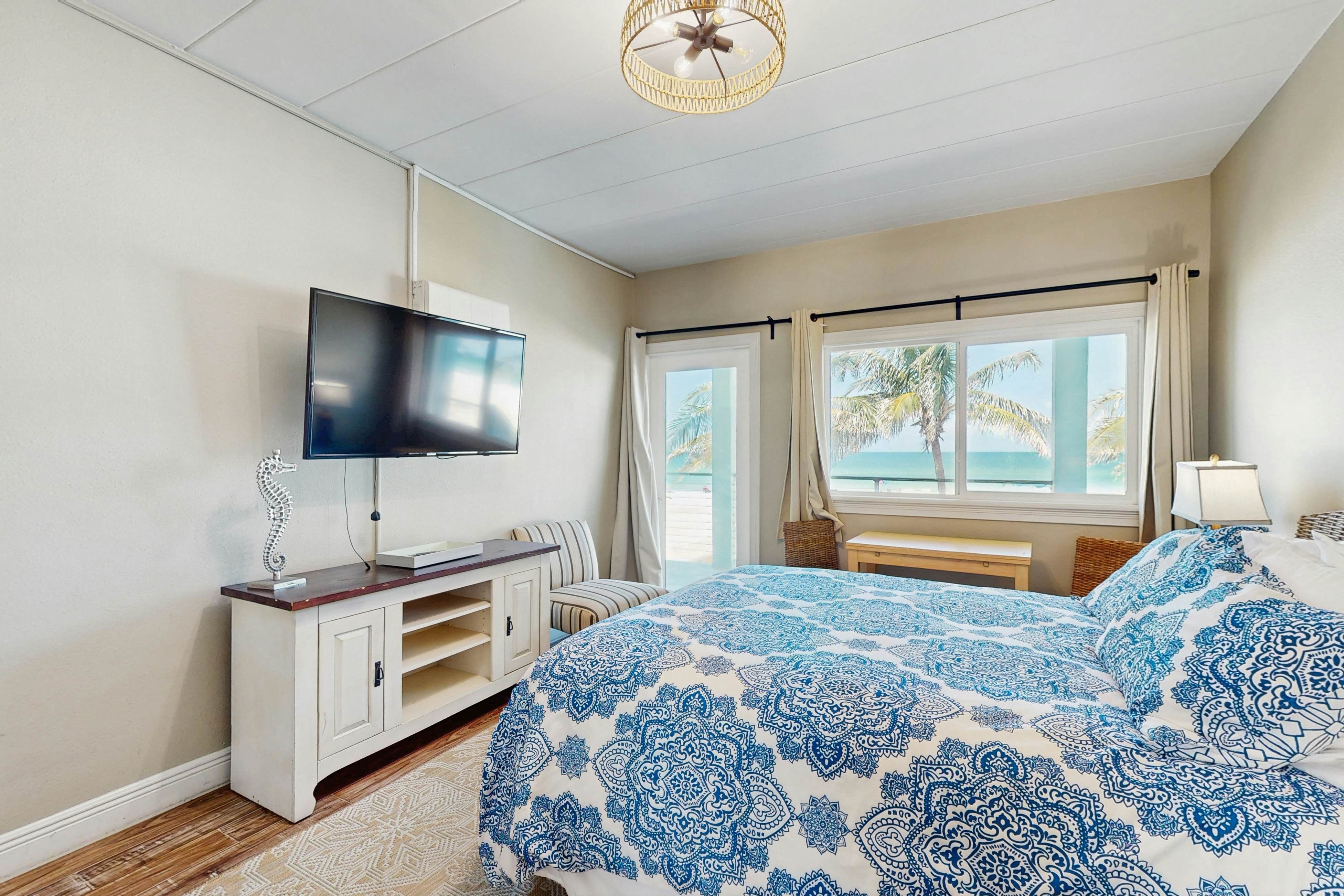 Beachfront condo - top floor, Gulf views - full kitchen & central AC