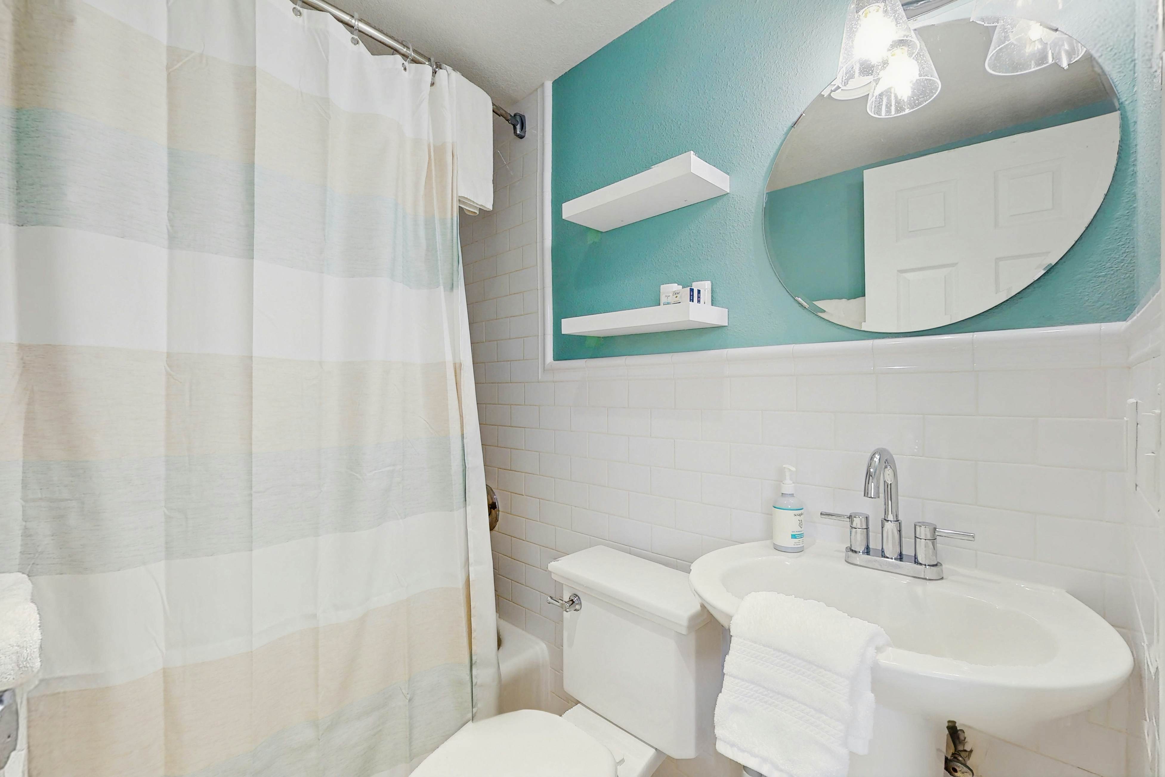 Beachfront condo - top floor, Gulf views - full kitchen & central AC