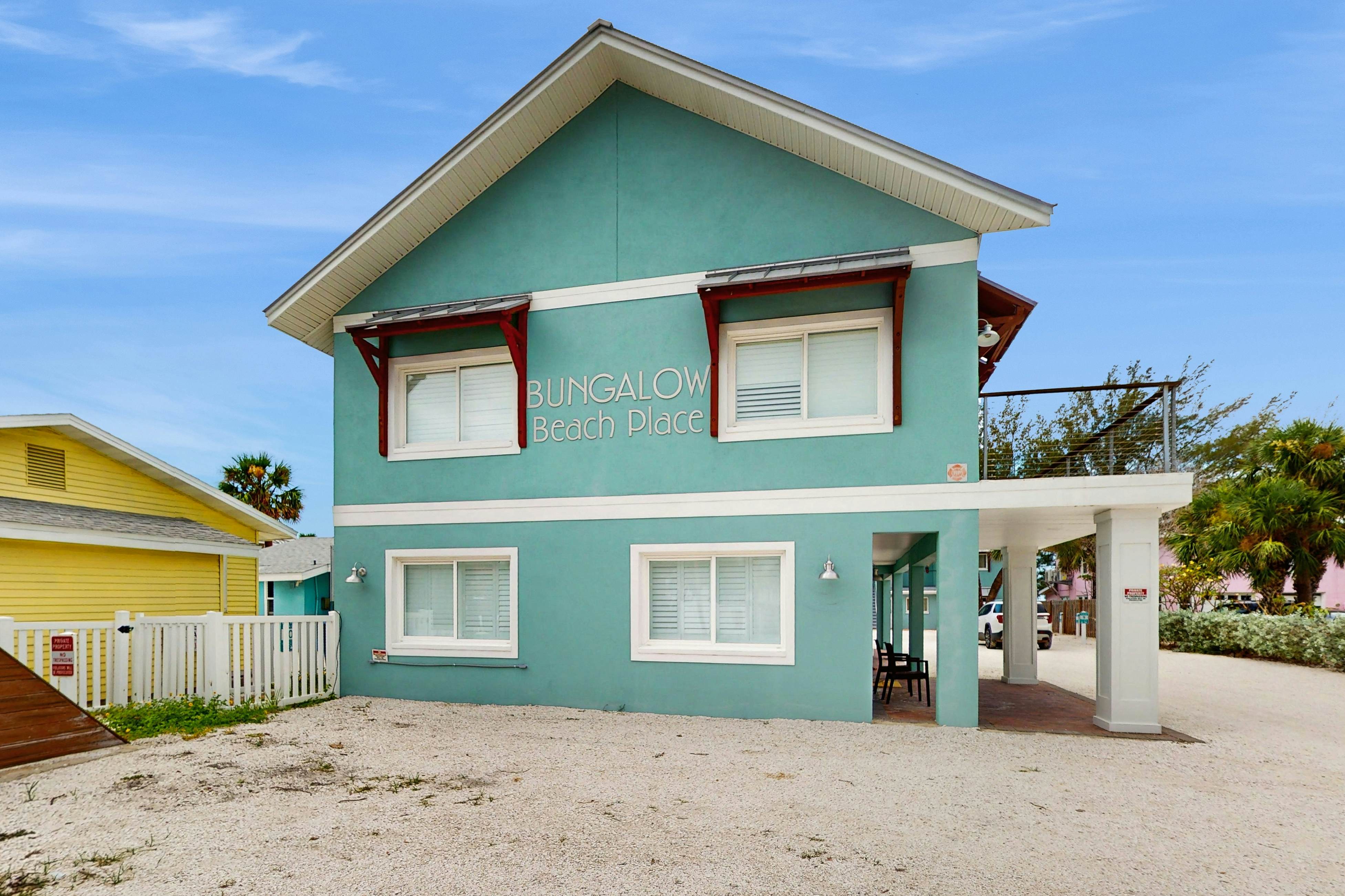 Beachfront condo - top floor, Gulf views - full kitchen & central AC
