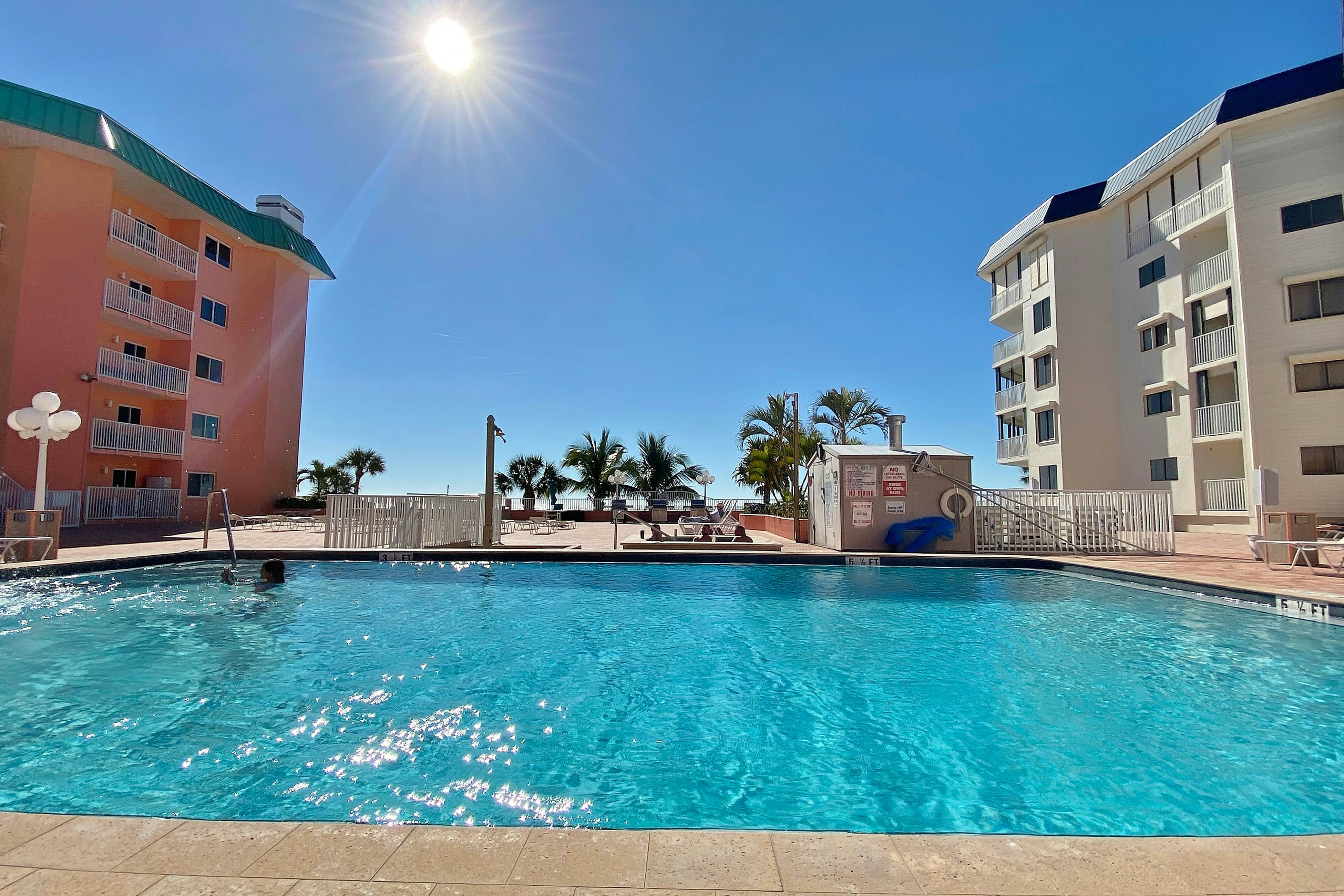 Spacious cottage with glorious Gulf view & beachfront heated pool & spa