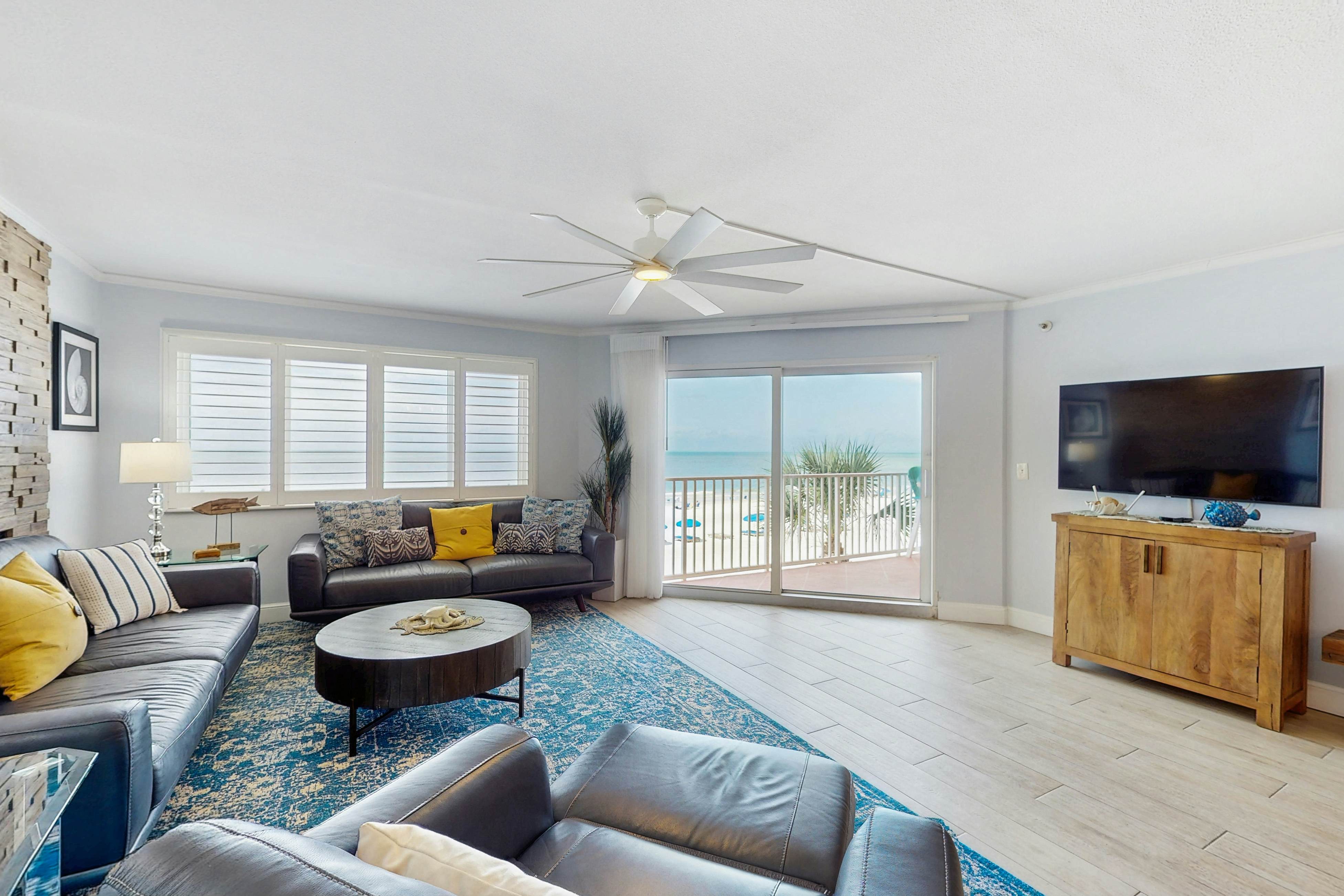 Spacious cottage with glorious Gulf view & beachfront heated pool & spa