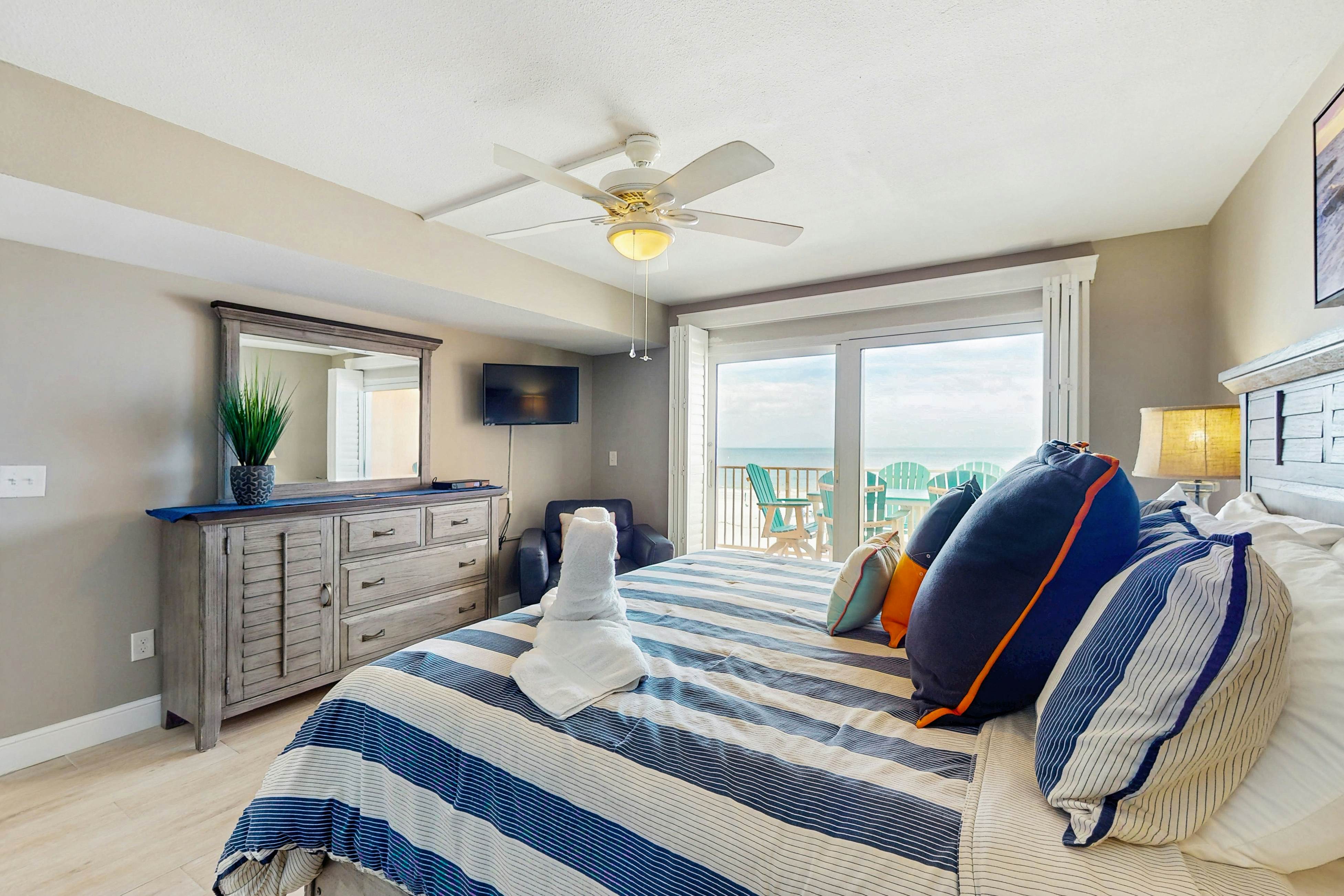 Spacious cottage with glorious Gulf view & beachfront heated pool & spa