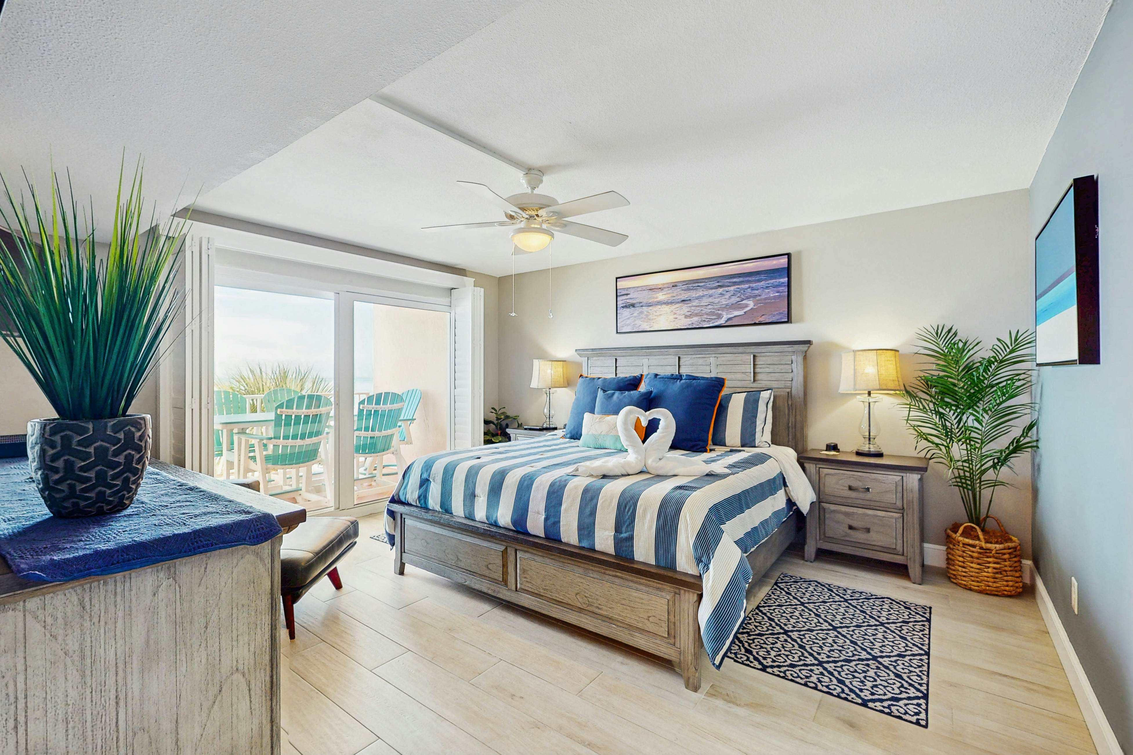 Spacious cottage with glorious Gulf view & beachfront heated pool & spa