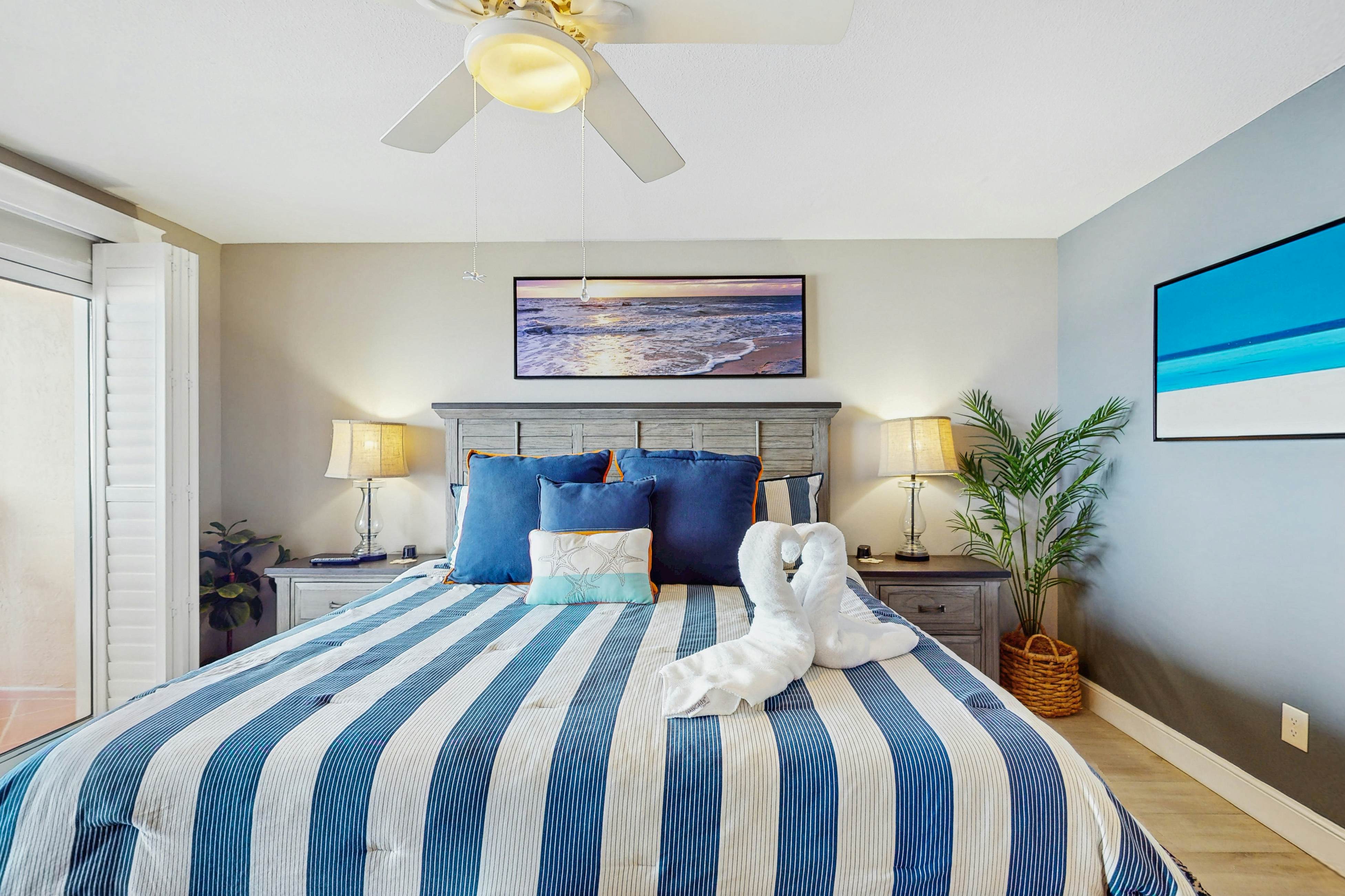 Spacious cottage with glorious Gulf view & beachfront heated pool & spa