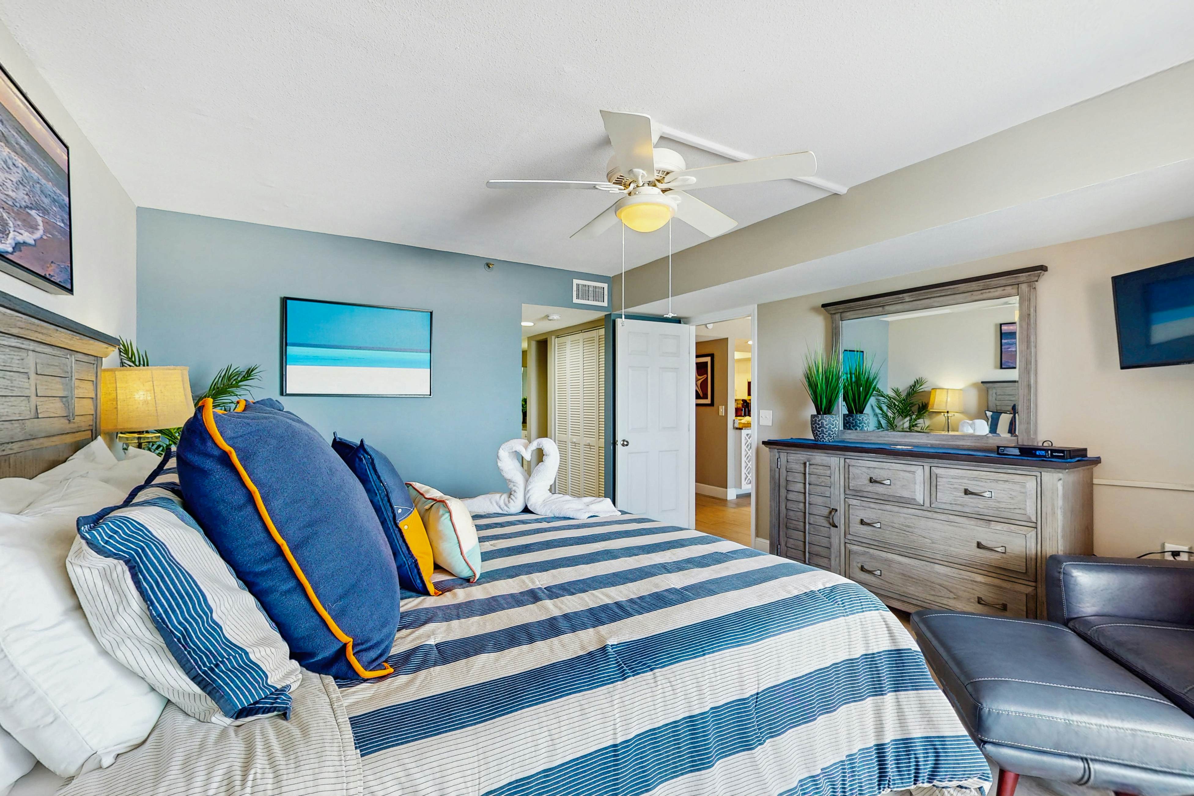 Spacious cottage with glorious Gulf view & beachfront heated pool & spa