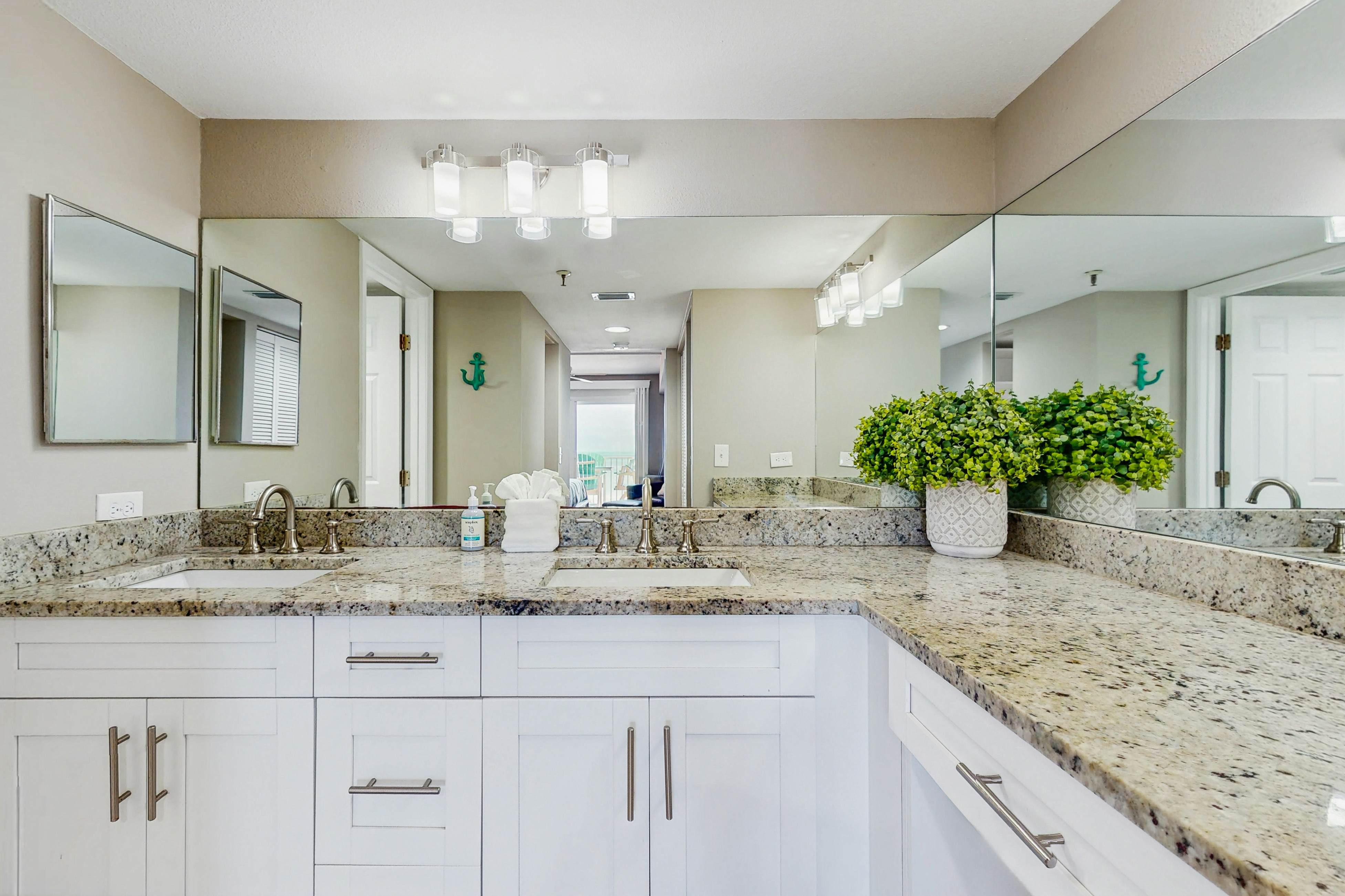 Spacious cottage with glorious Gulf view & beachfront heated pool & spa