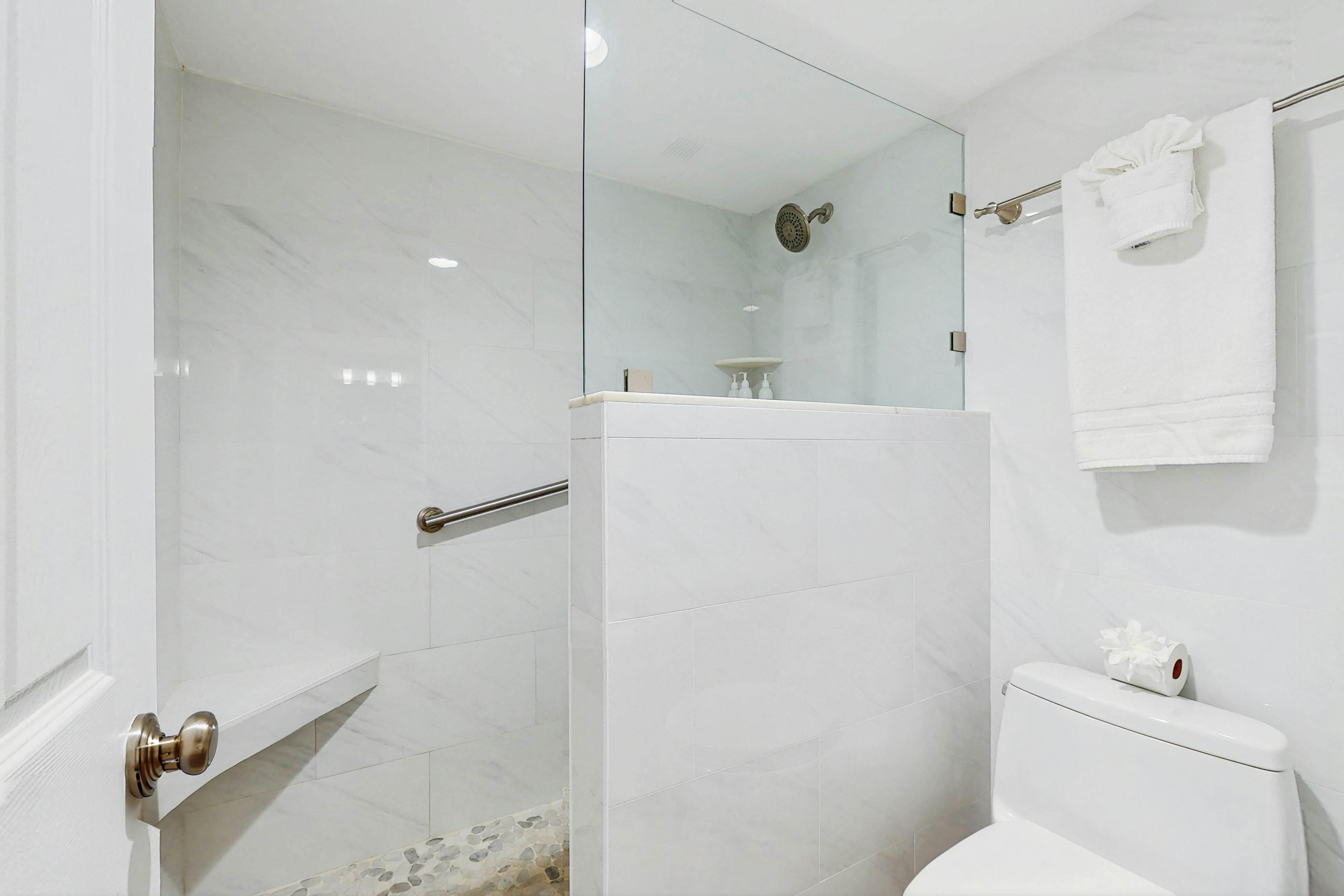 Spacious cottage with glorious Gulf view & beachfront heated pool & spa