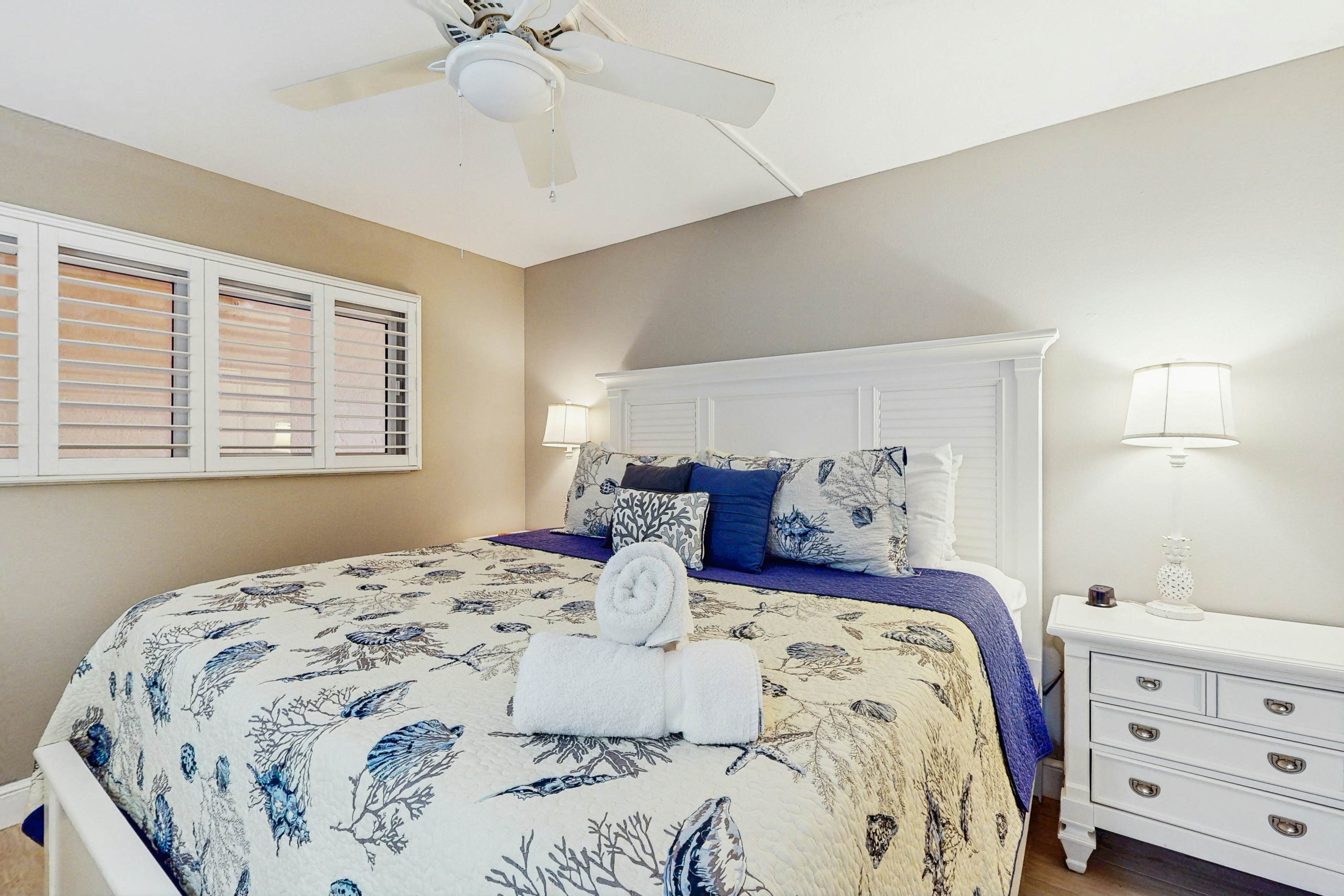 Spacious cottage with glorious Gulf view & beachfront heated pool & spa