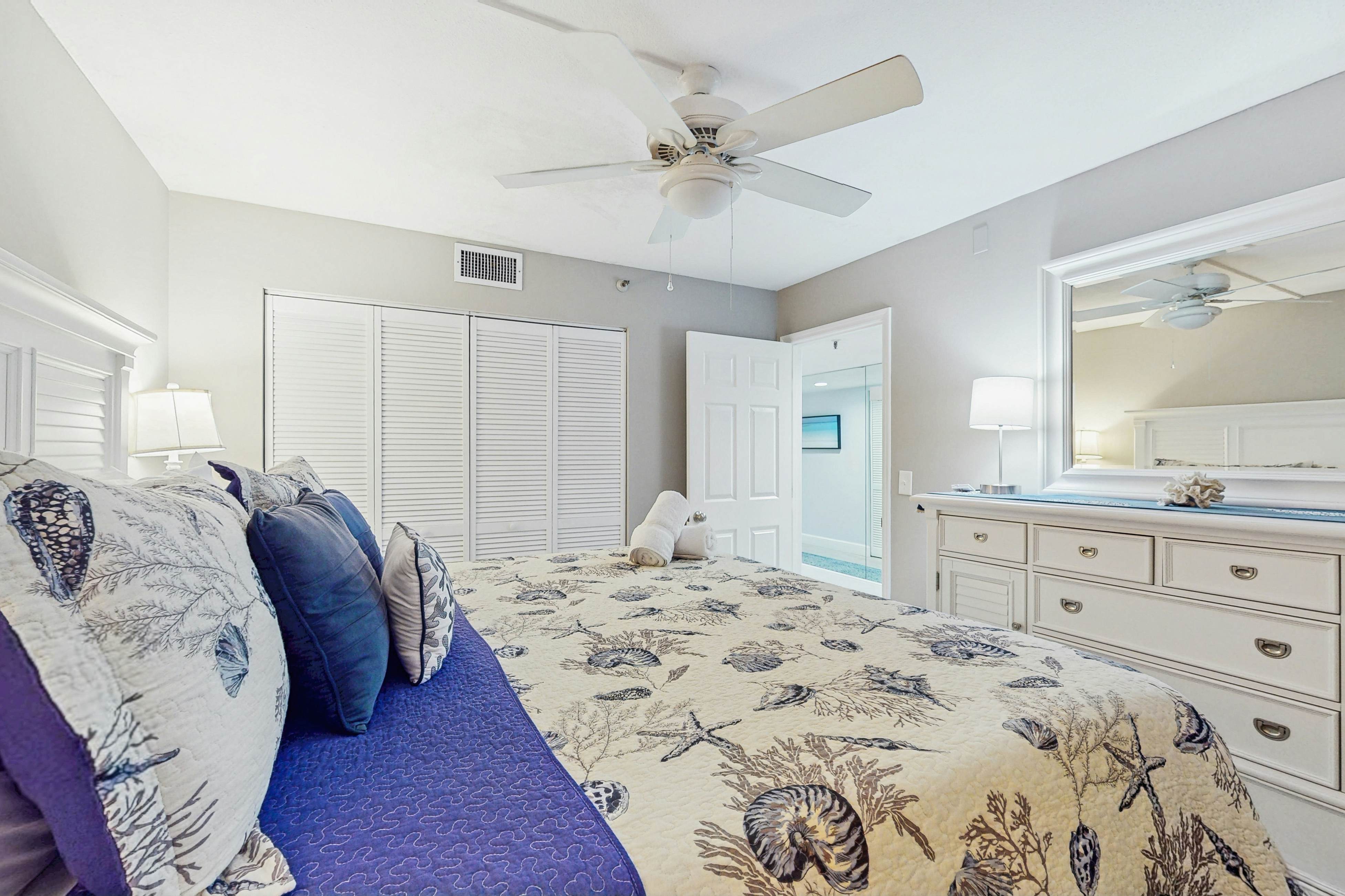 Spacious cottage with glorious Gulf view & beachfront heated pool & spa