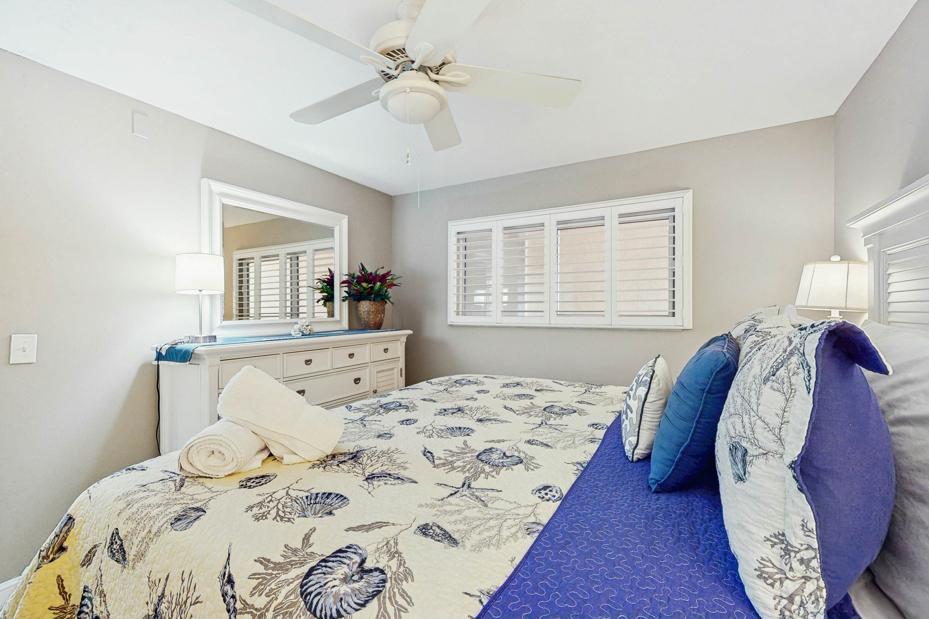Spacious cottage with glorious Gulf view & beachfront heated pool & spa