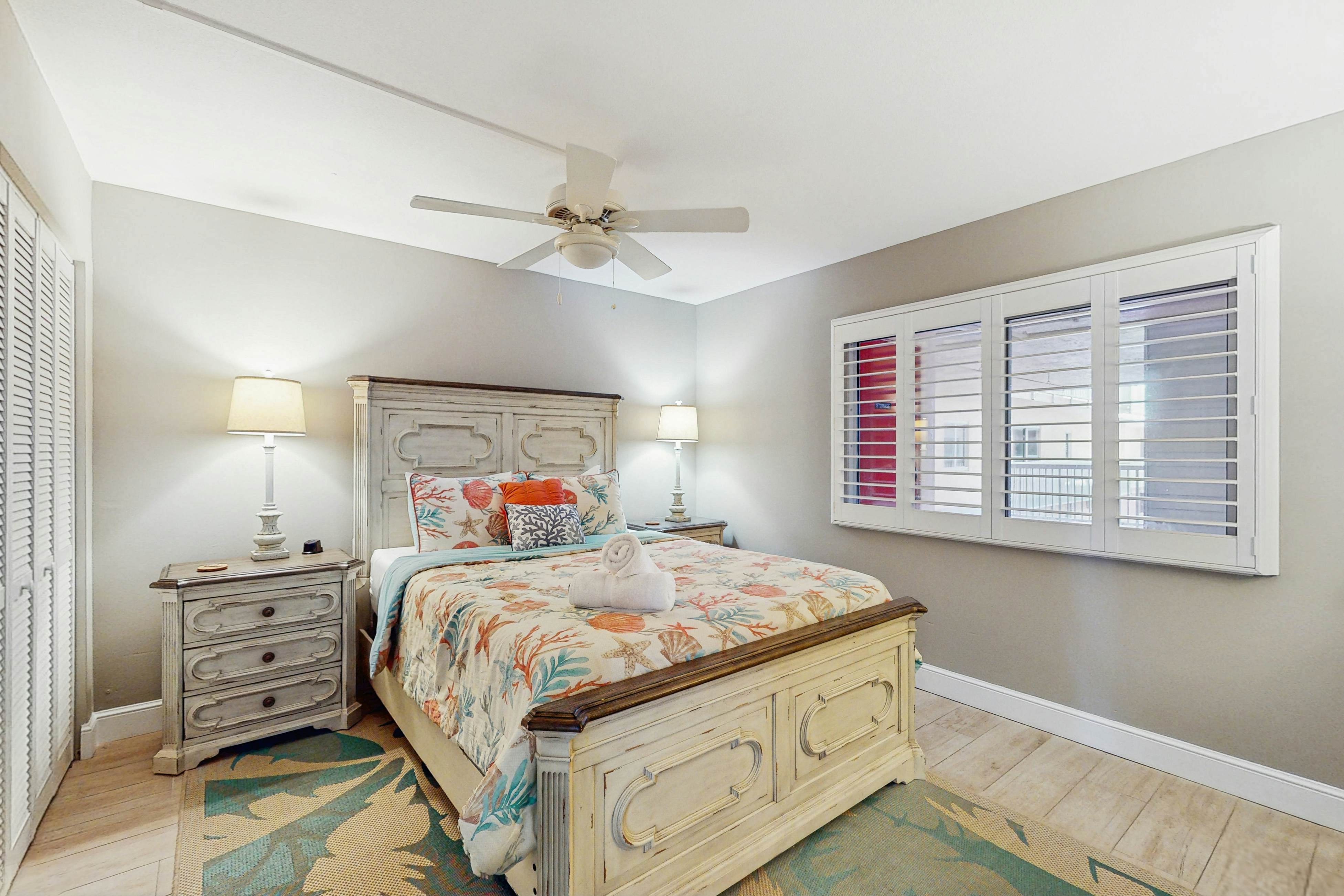 Spacious cottage with glorious Gulf view & beachfront heated pool & spa