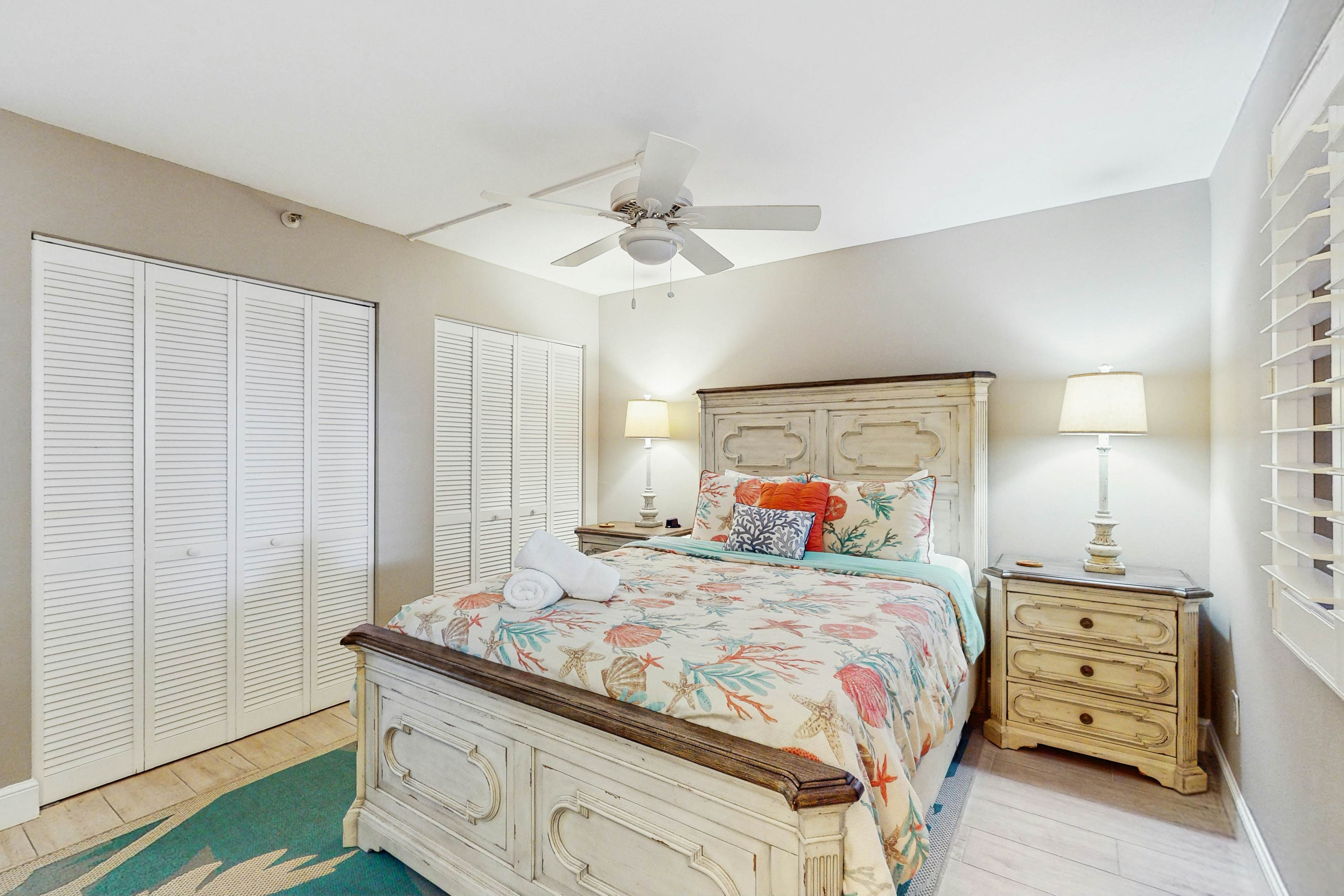 Spacious cottage with glorious Gulf view & beachfront heated pool & spa