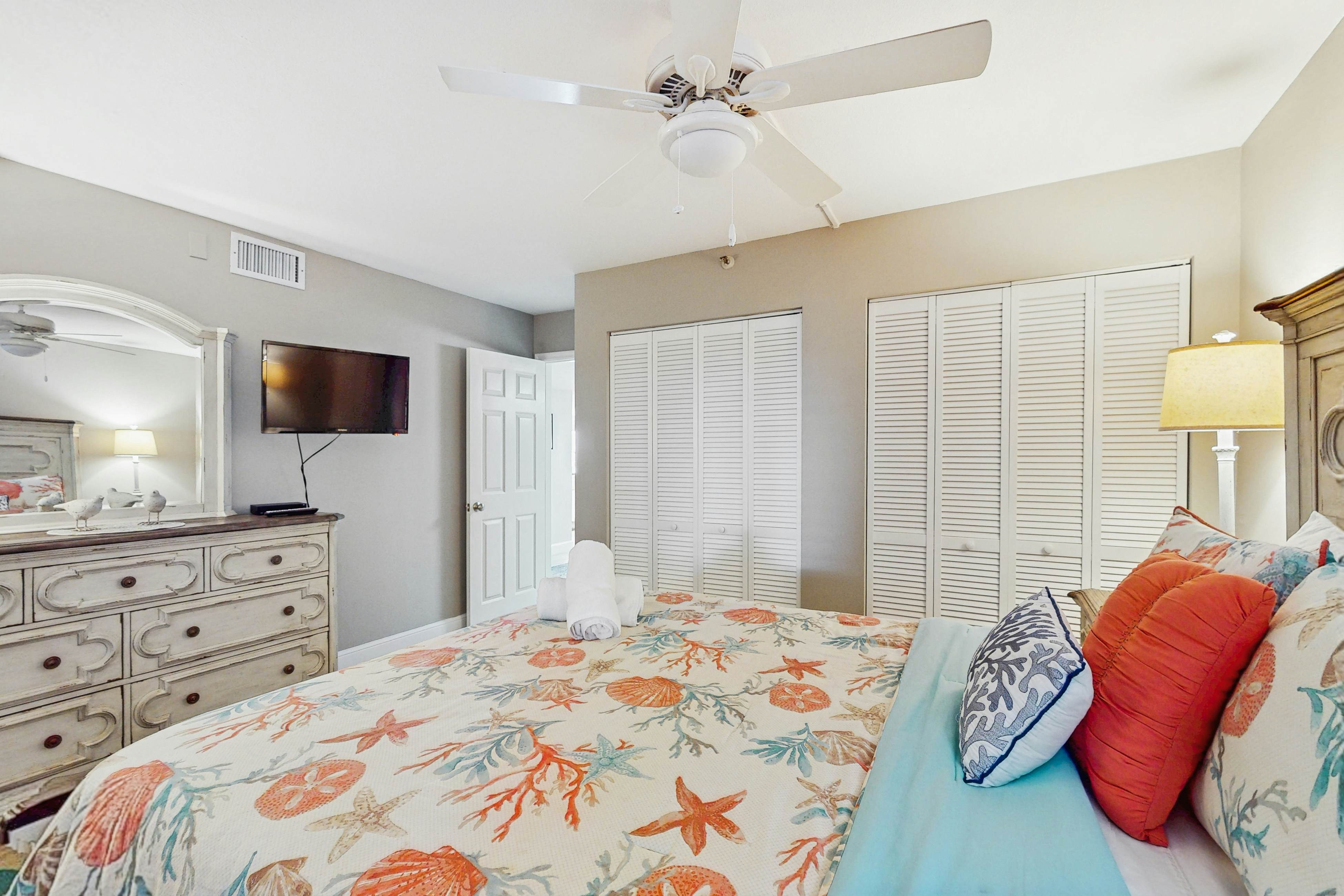 Spacious cottage with glorious Gulf view & beachfront heated pool & spa