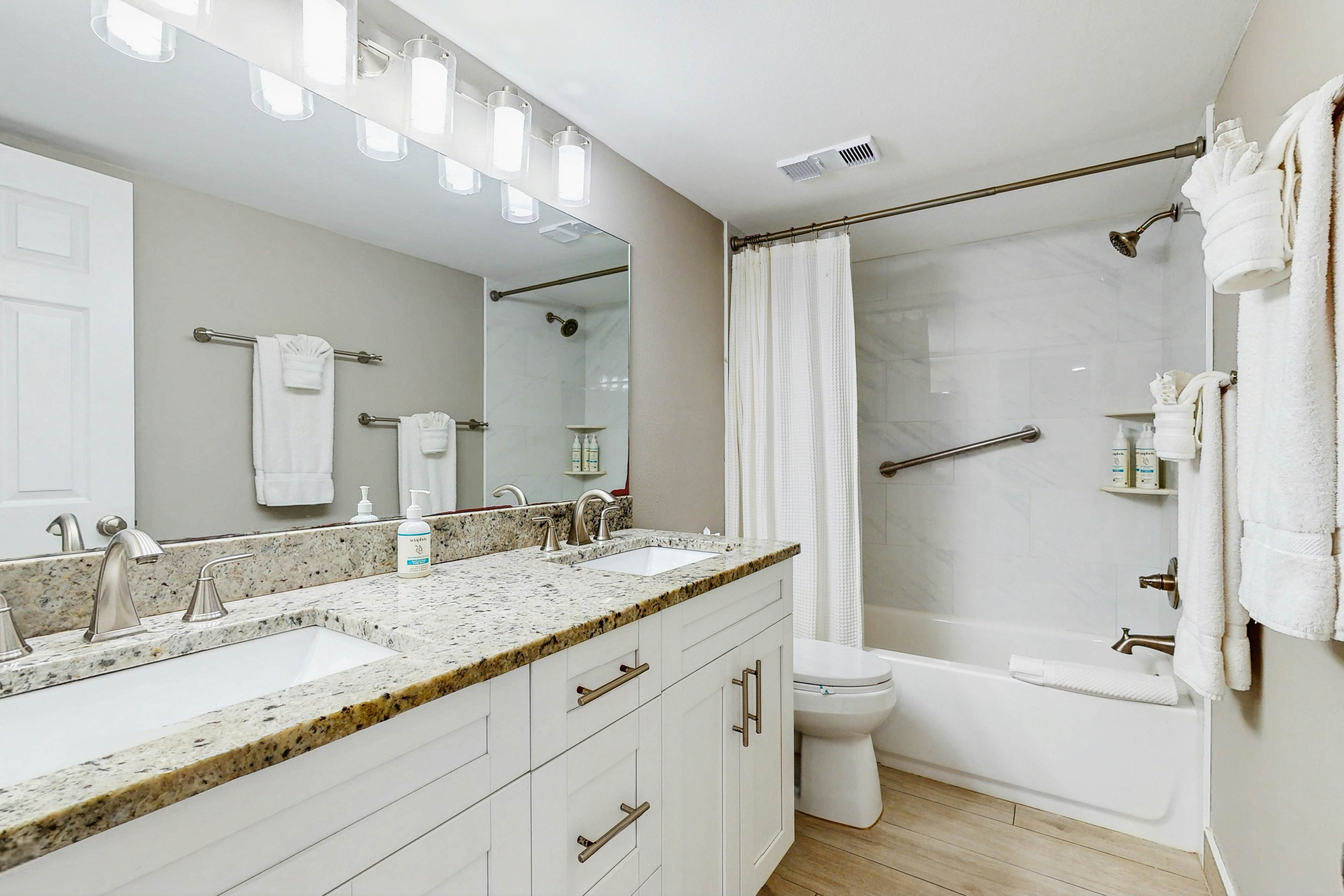 Spacious cottage with glorious Gulf view & beachfront heated pool & spa