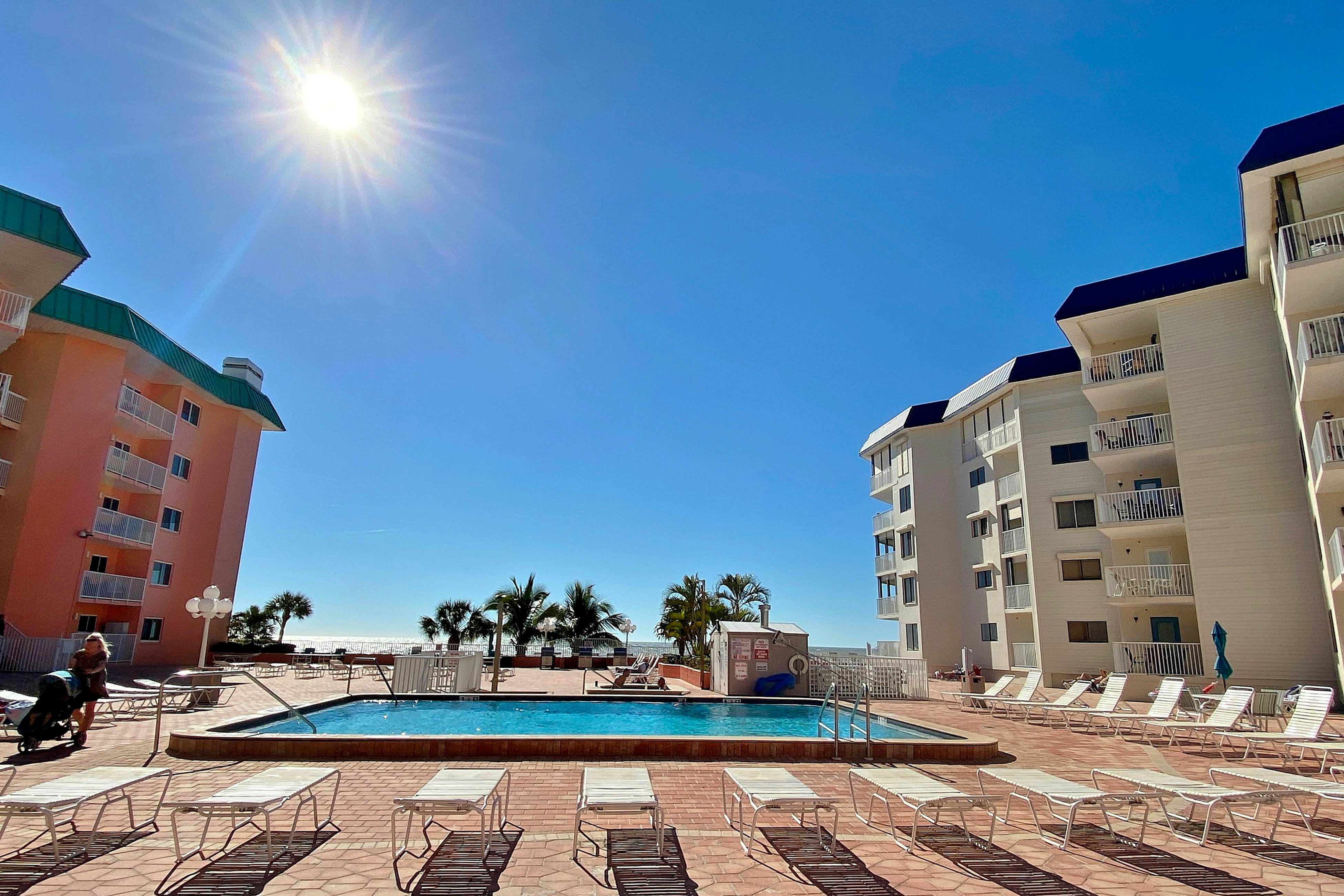 Spacious cottage with glorious Gulf view & beachfront heated pool & spa