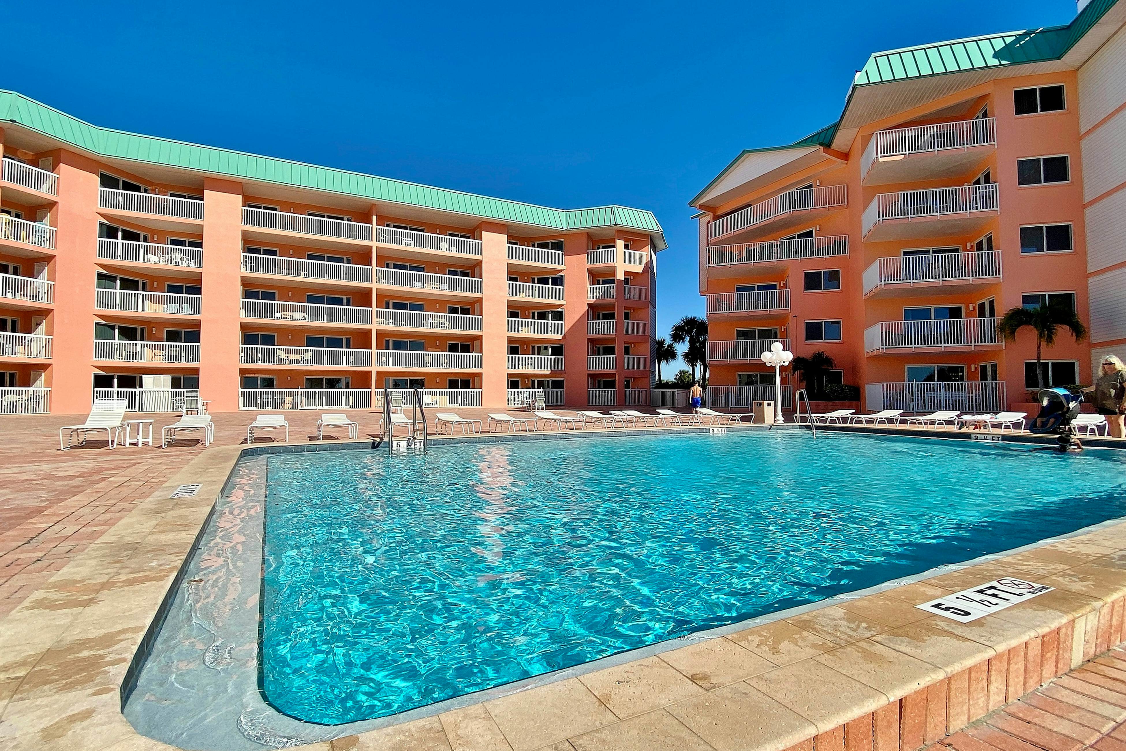 Spacious cottage with glorious Gulf view & beachfront heated pool & spa