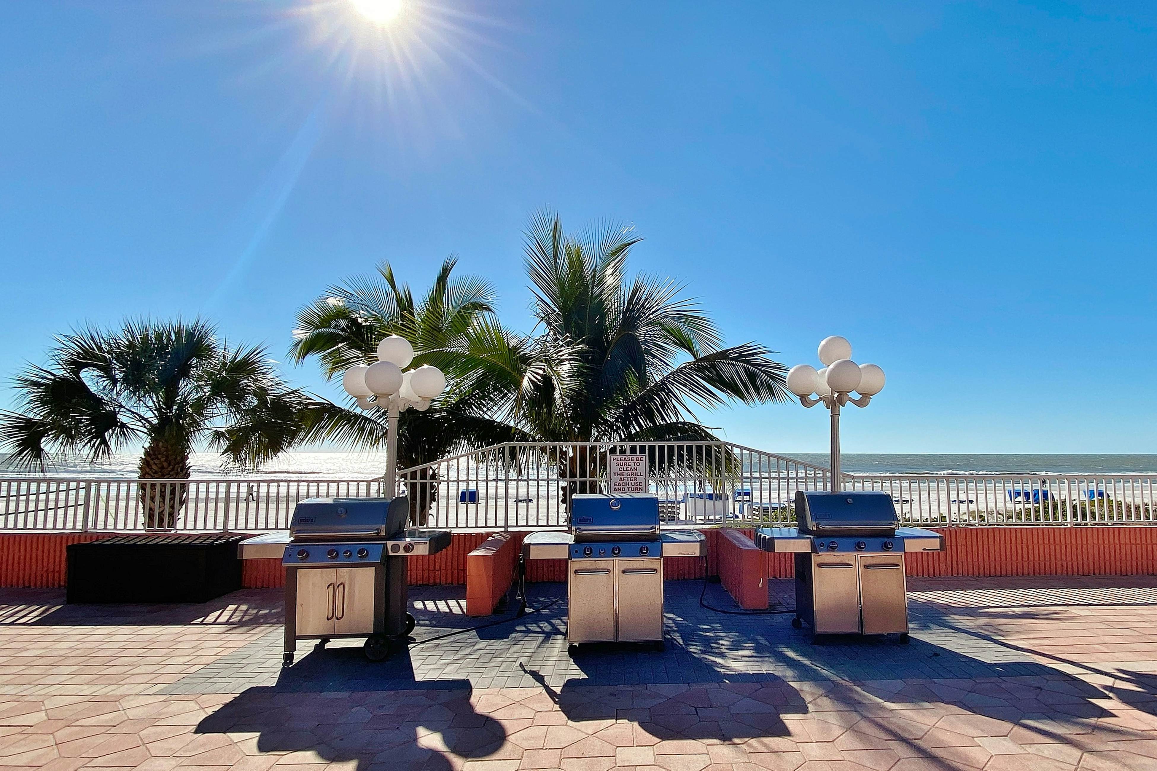 Spacious cottage with glorious Gulf view & beachfront heated pool & spa