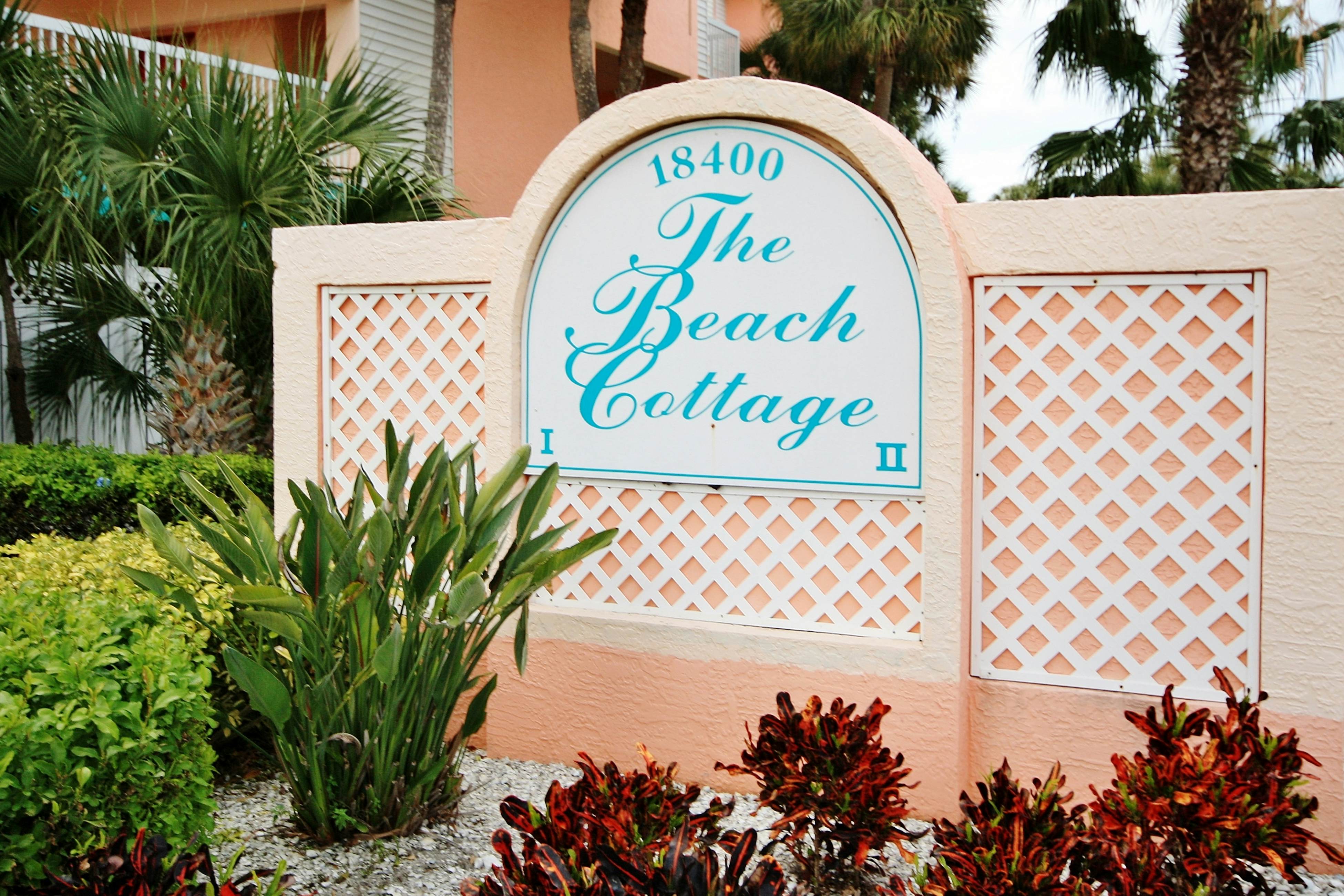 Spacious cottage with glorious Gulf view & beachfront heated pool & spa