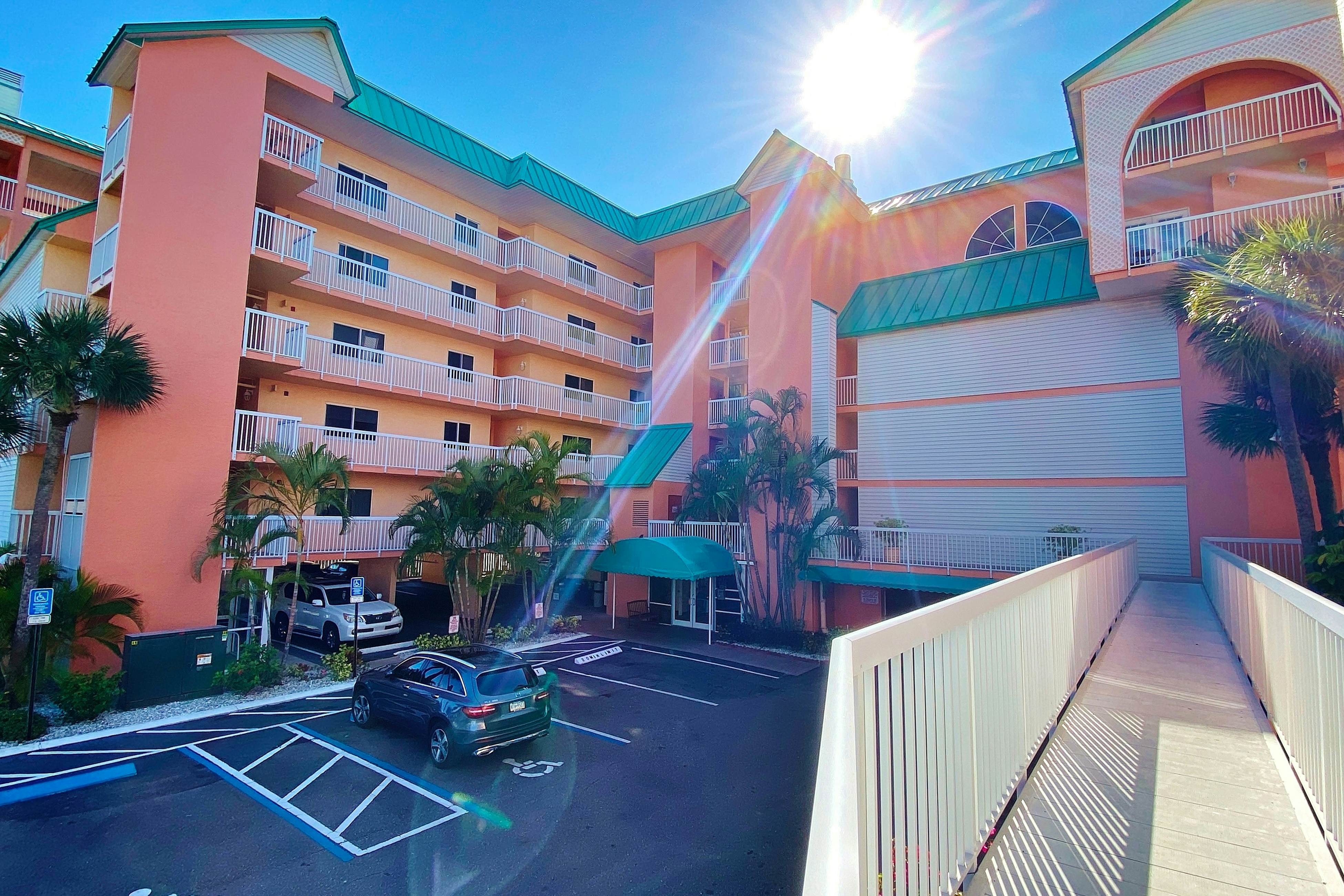 Spacious cottage with glorious Gulf view & beachfront heated pool & spa