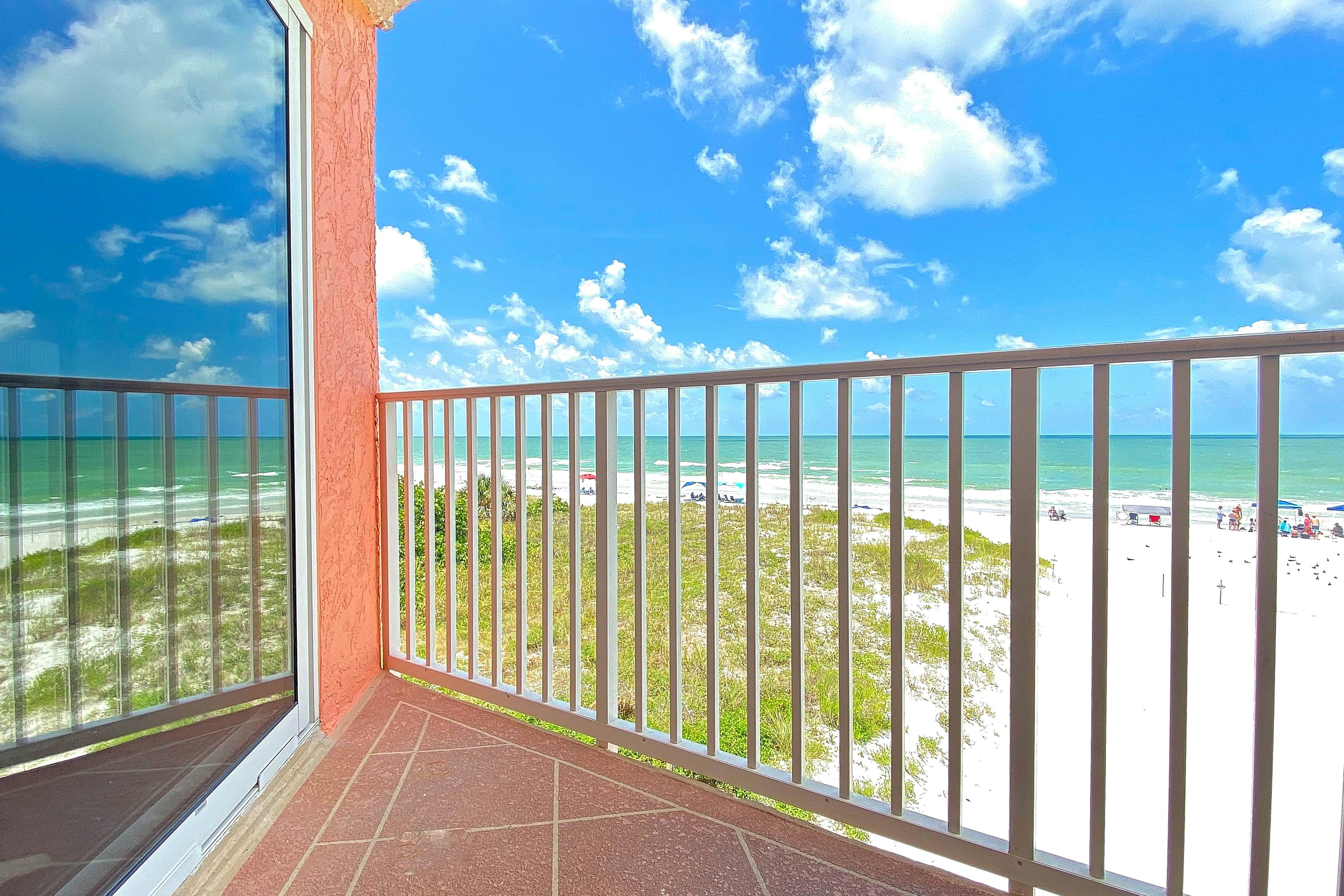 Spacious cottage with glorious Gulf view & beachfront heated pool & spa
