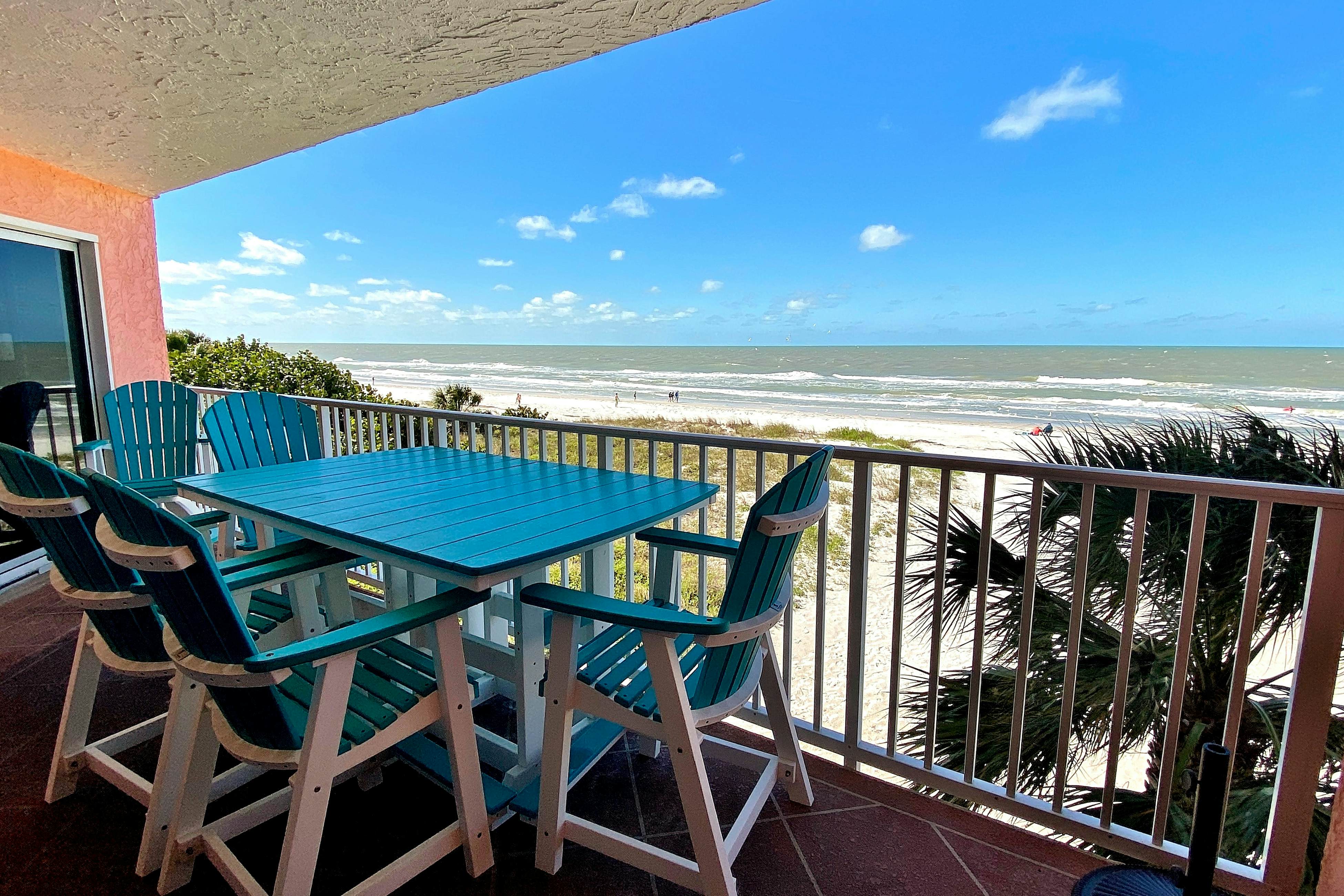 Spacious cottage with glorious Gulf view & beachfront heated pool & spa