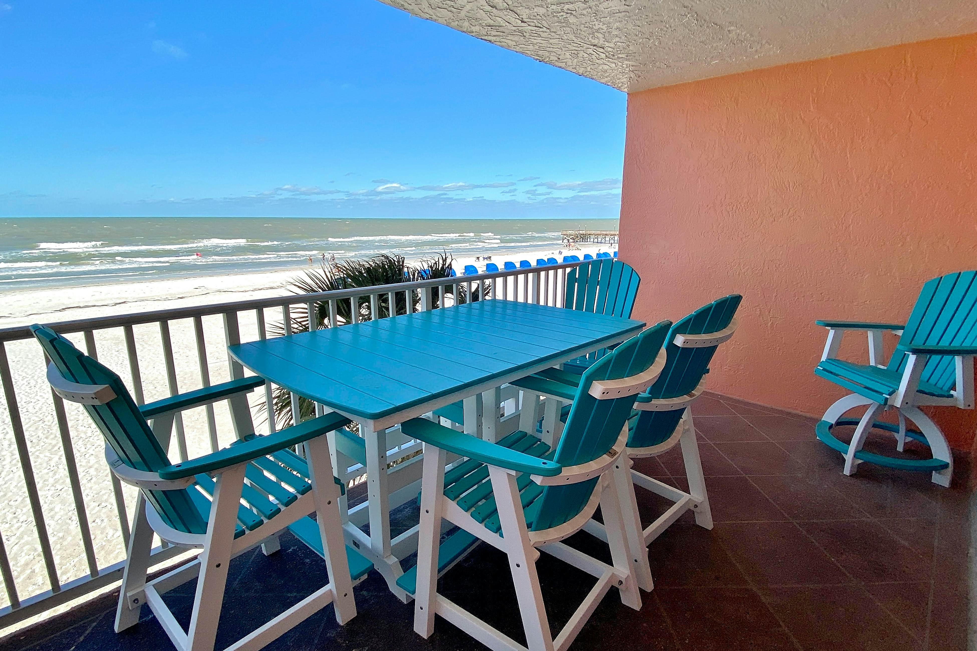 Spacious cottage with glorious Gulf view & beachfront heated pool & spa
