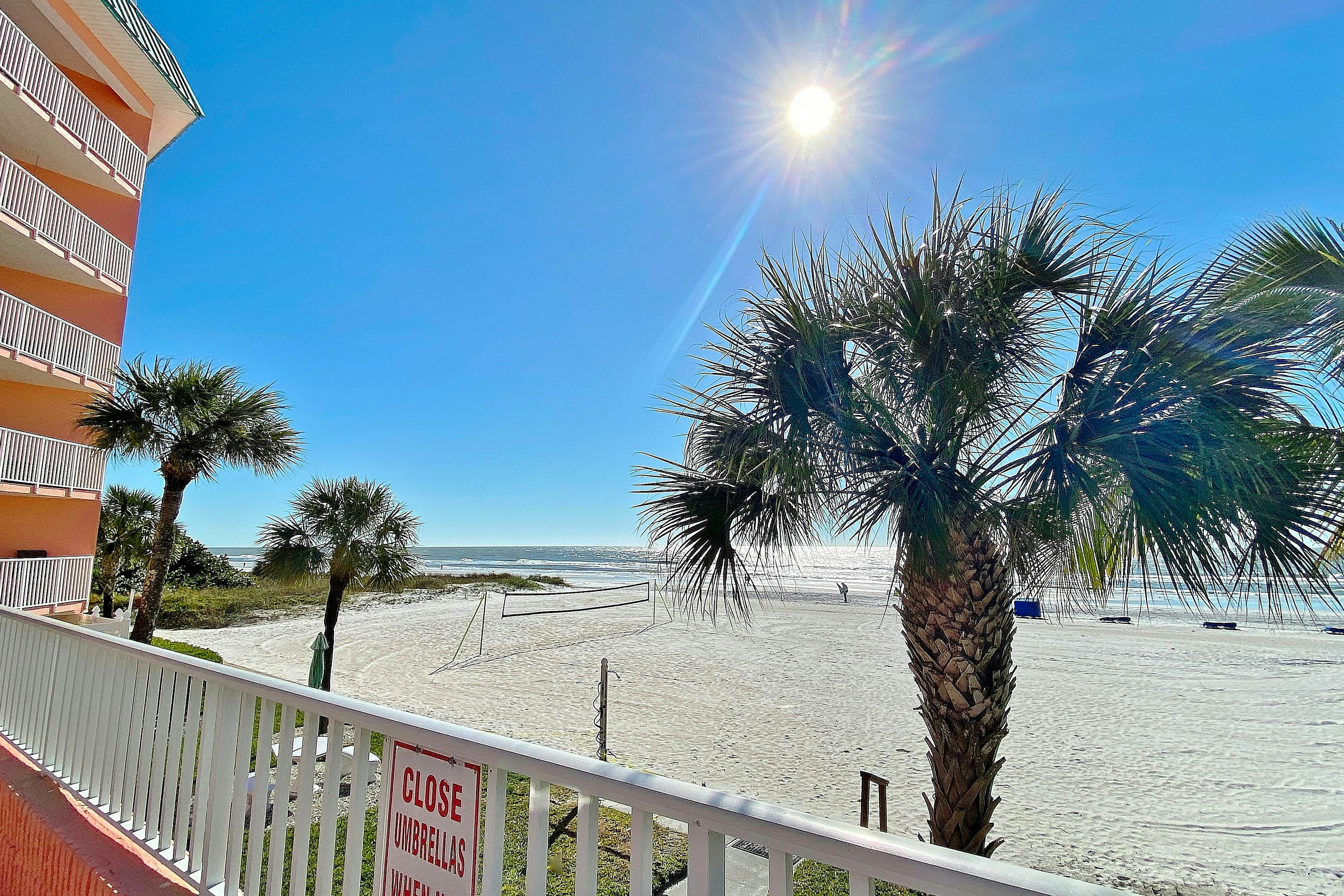 Spacious cottage with glorious Gulf view & beachfront heated pool & spa