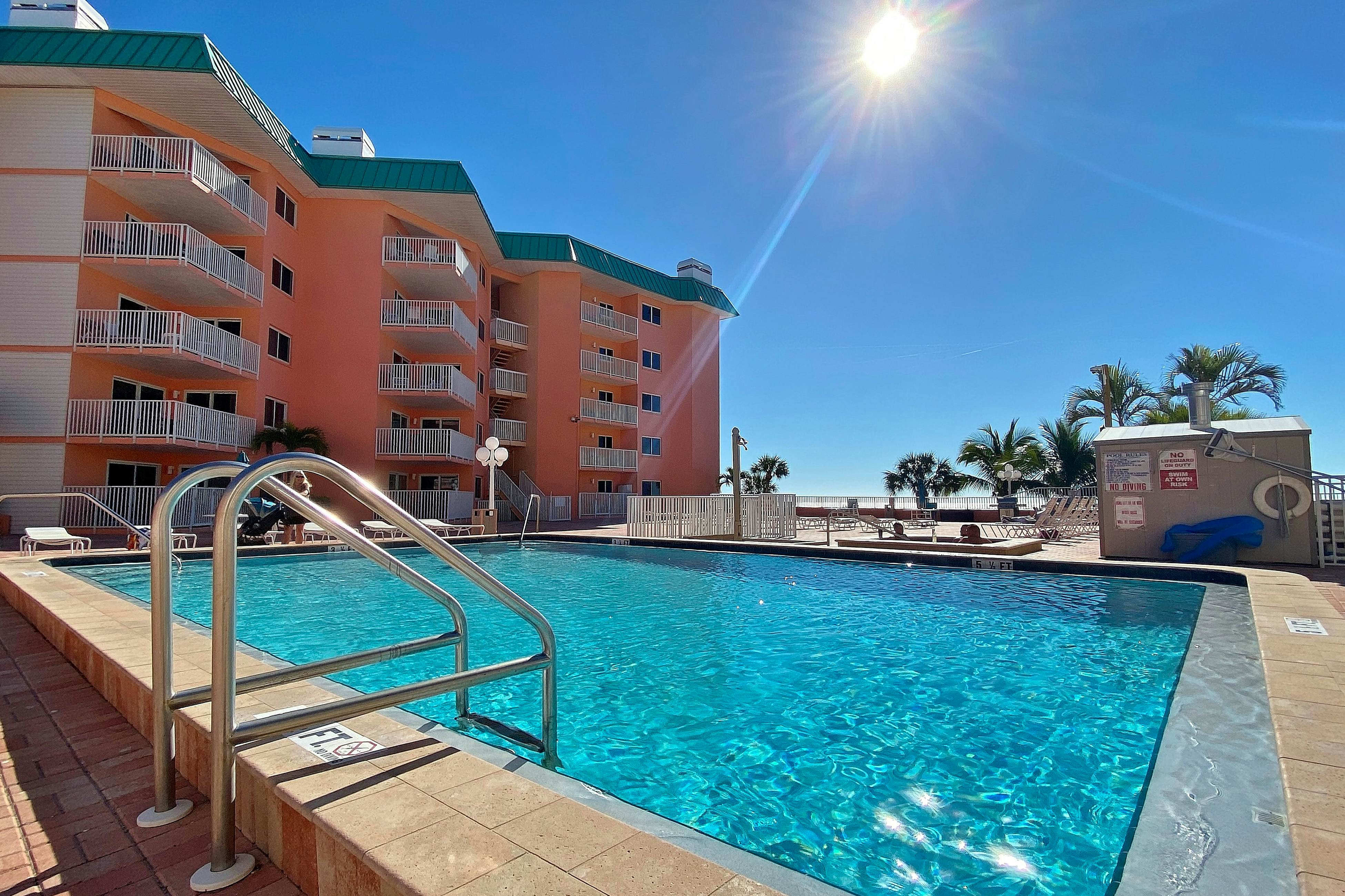 Spacious cottage with glorious Gulf view & beachfront heated pool & spa