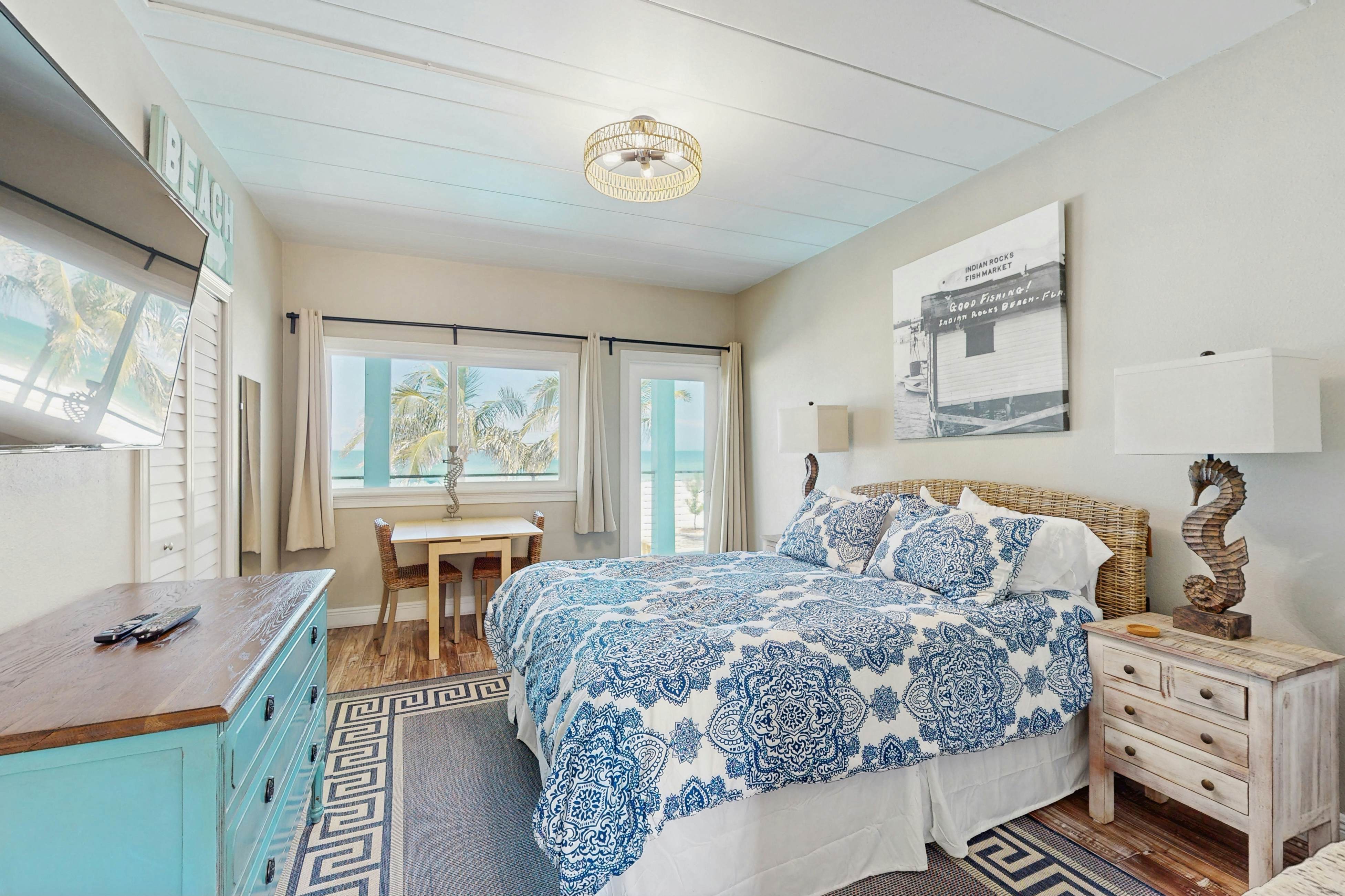 Gulf-front condo - top-floor, beach access - full kitchen & central AC