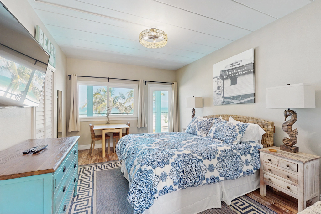 Gulf front condo top floor beach access full kitchen and central AC