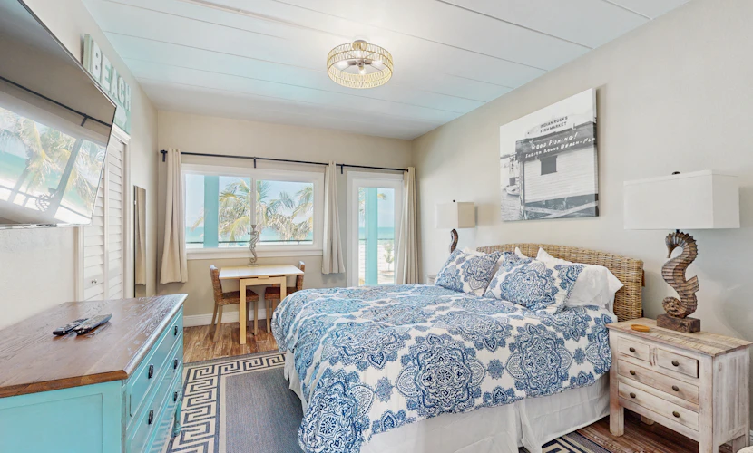 Gulf front condo top floor beach access full kitchen and central AC