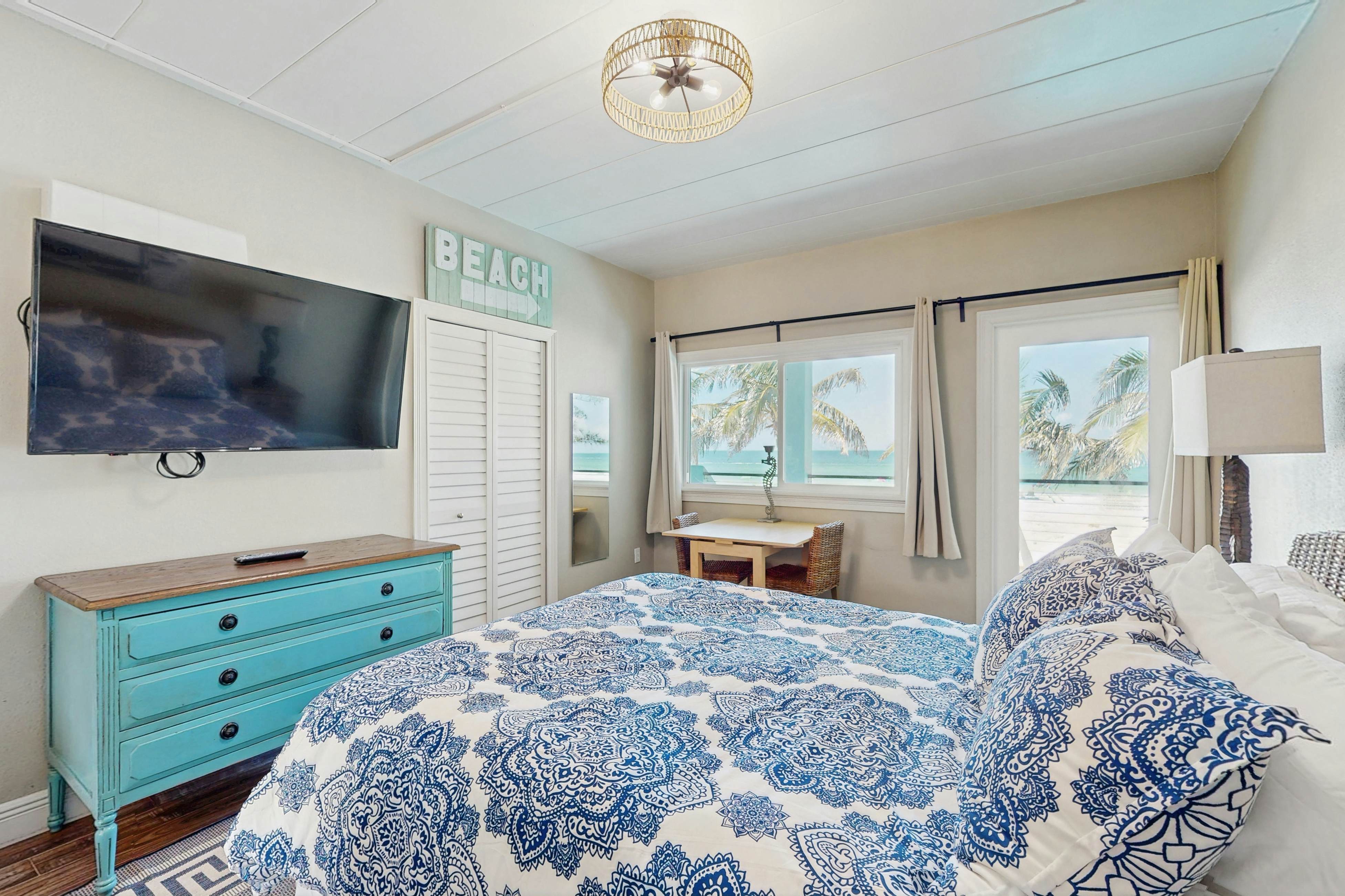 Gulf-front condo - top-floor, beach access - full kitchen & central AC